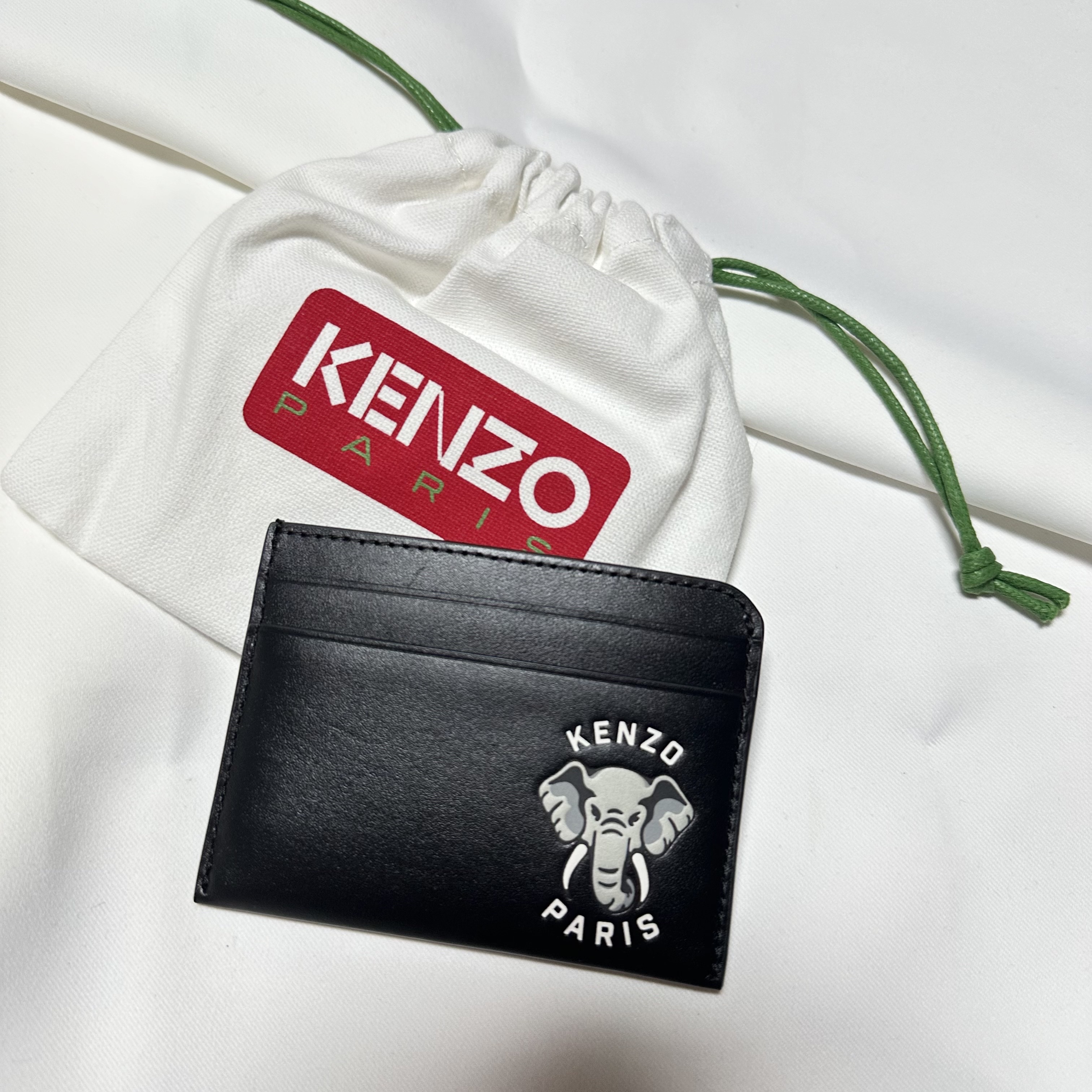 Kenzo Varsity Leather Card Holder Black 착용 스타일