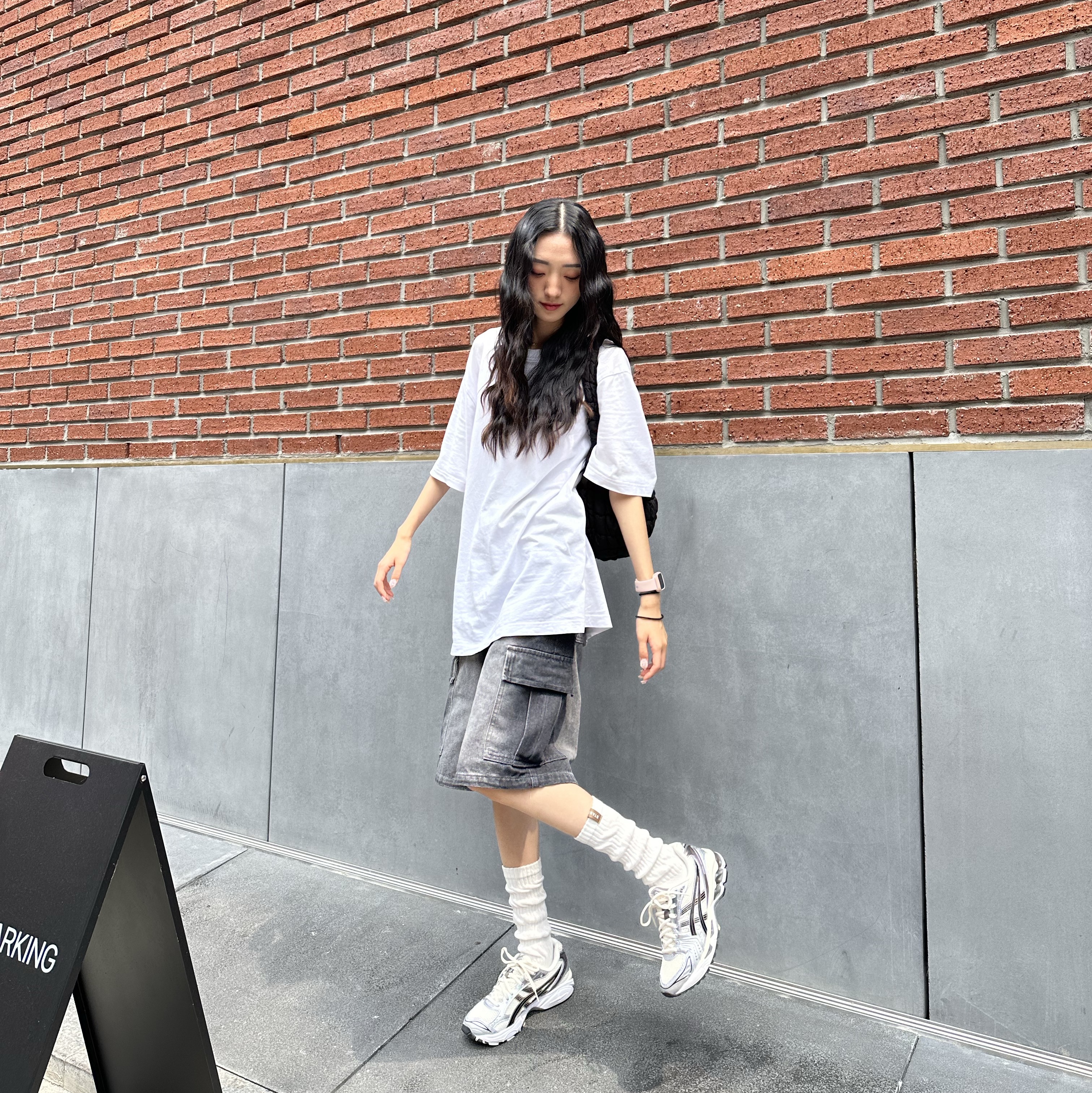 Palace Tri-Visions T-Shirt White - 22SS, COS Quilted Mini Bag Black 착용 스타일 - 1