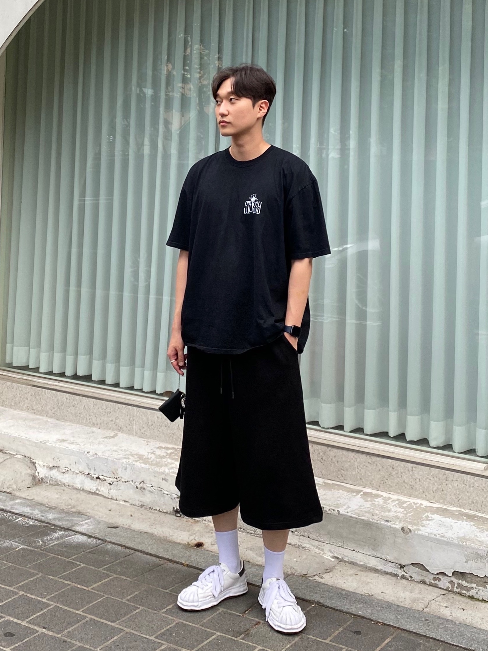 Stussy Crown International Pigment Dyed T-Shirt Black, Maison Mihara Yasuhiro Blakey OG Sole Canvas Low-top Sneakers White 착용 스타일 - 1