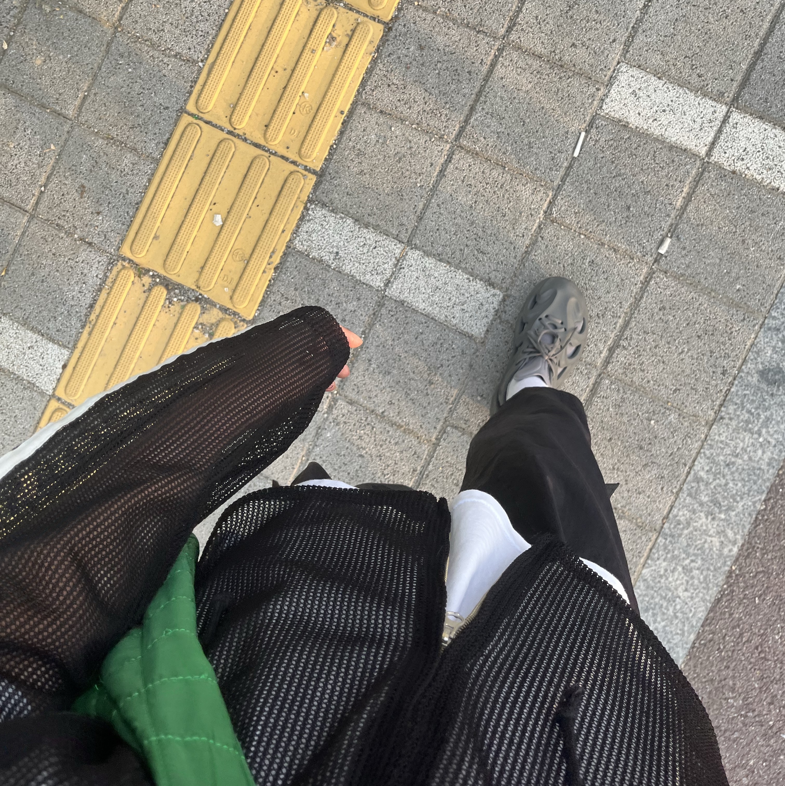 Adidas Adifom Q Grey 착용 스타일 - 1