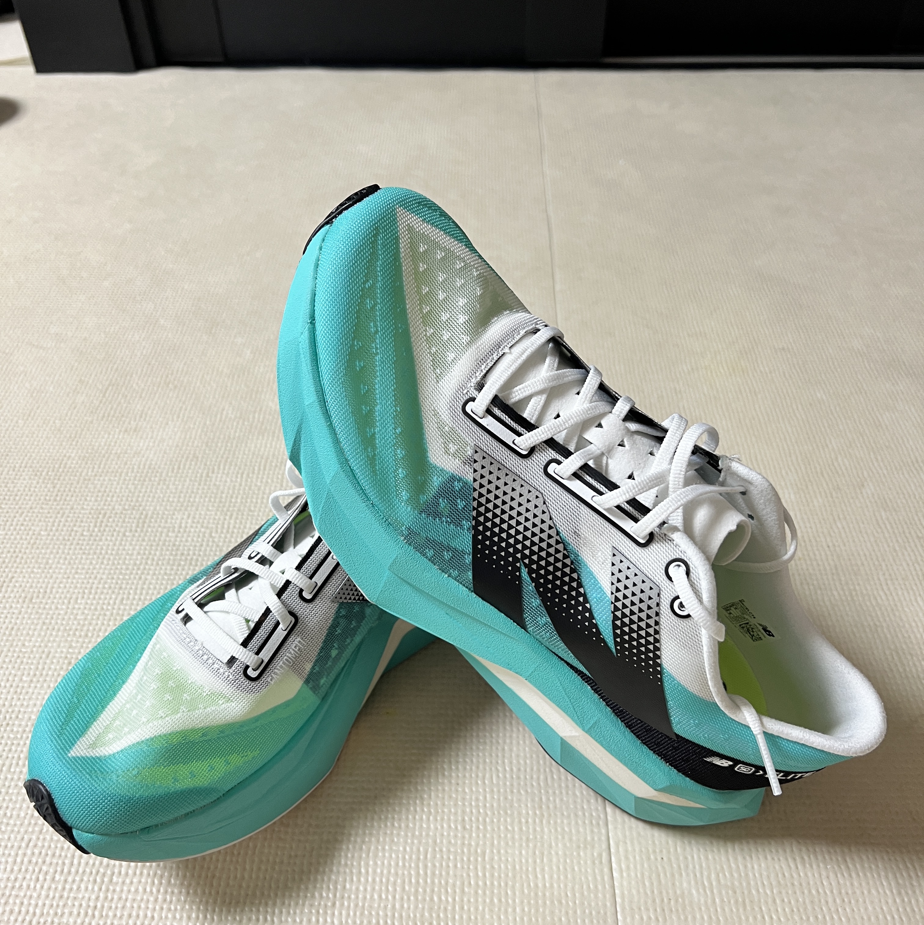 New Balance Fuelcell Supercomp Elite v4 Cyber Jade White - D Standard 착용 스타일 - 1