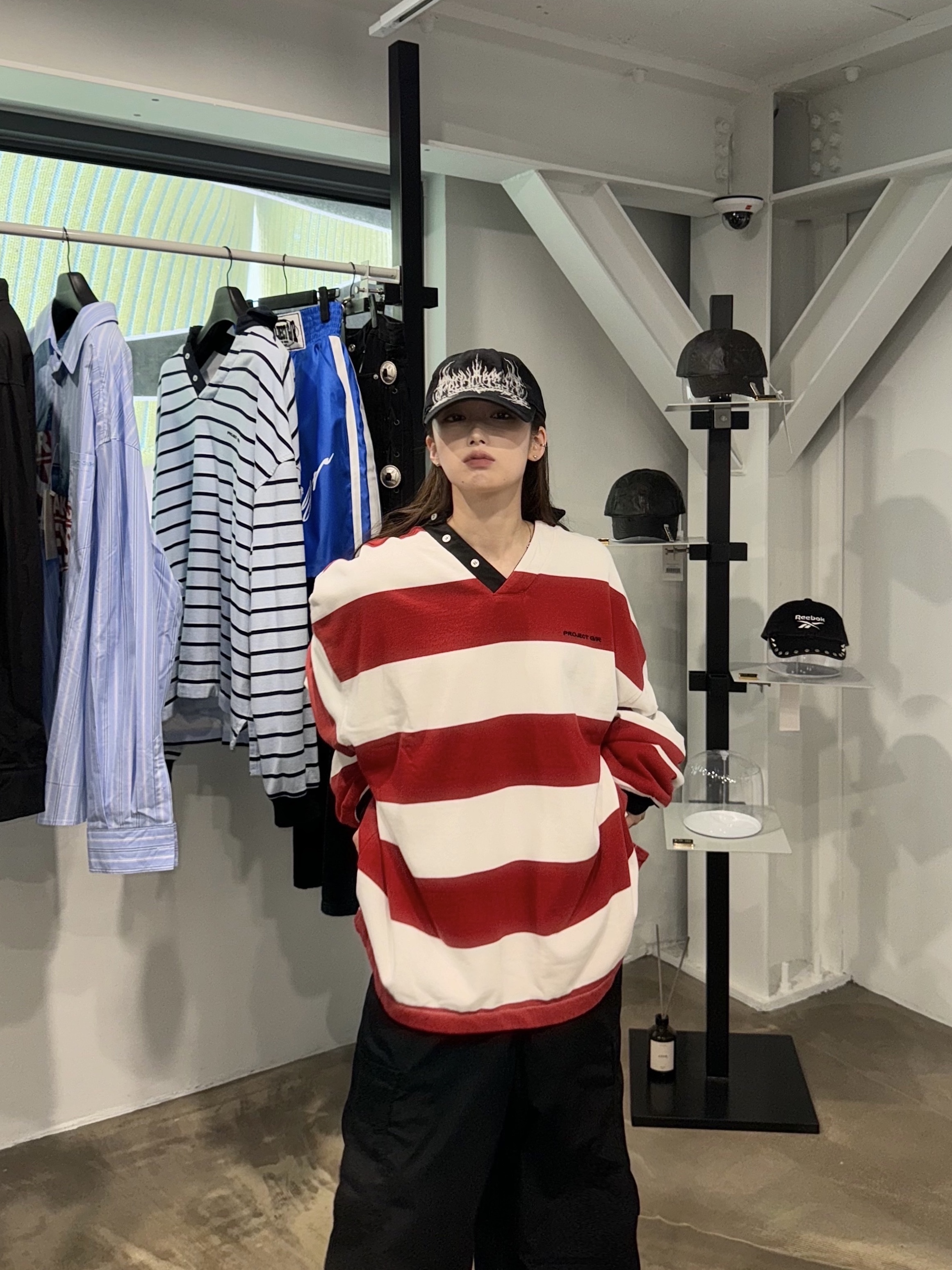 Project G/R Drawn Back V-Neck Polo Shirts Red, Project G/R Metalic Logo Cap Black 착용 스타일 - 3