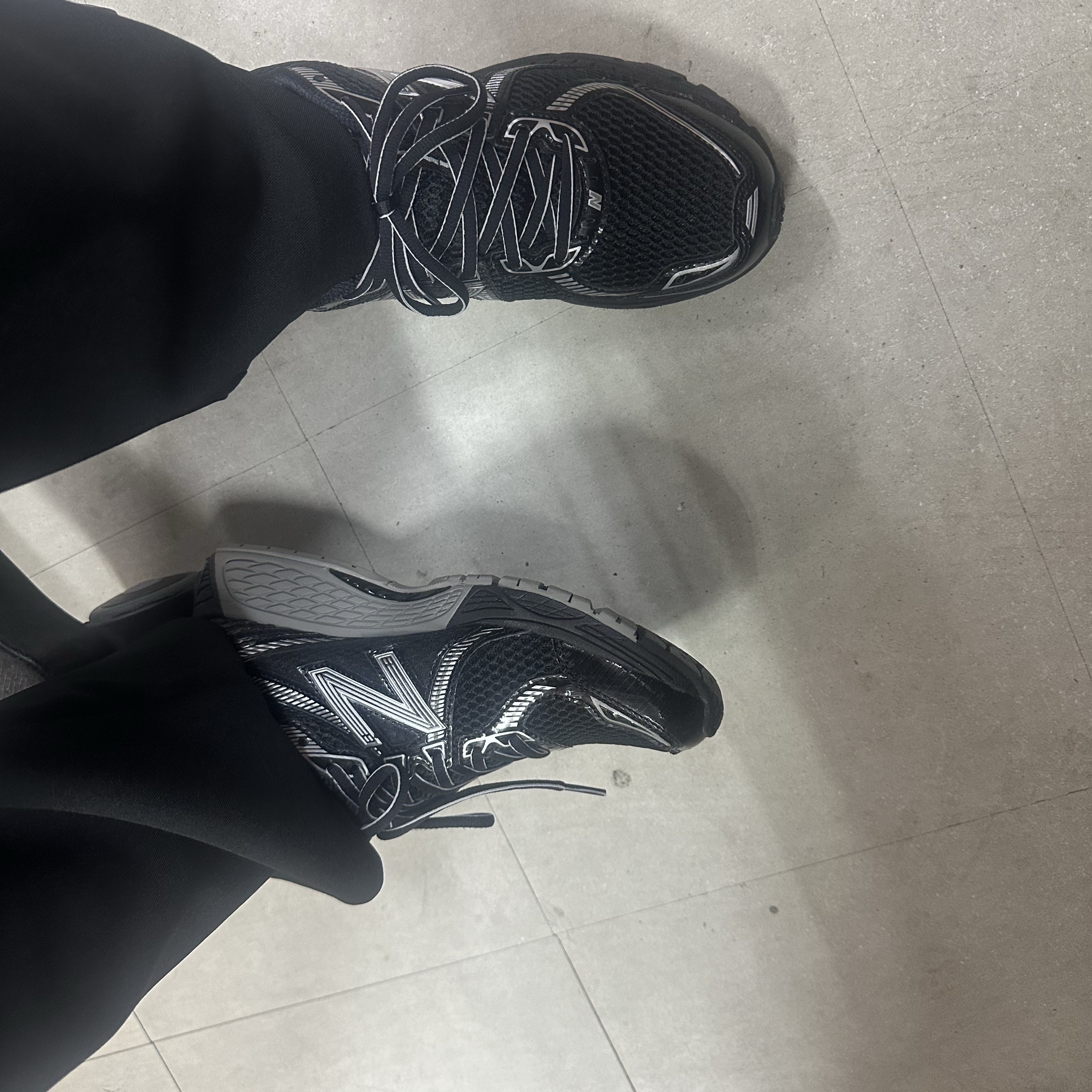 New Balance 860v2 Black Grey 착용 스타일