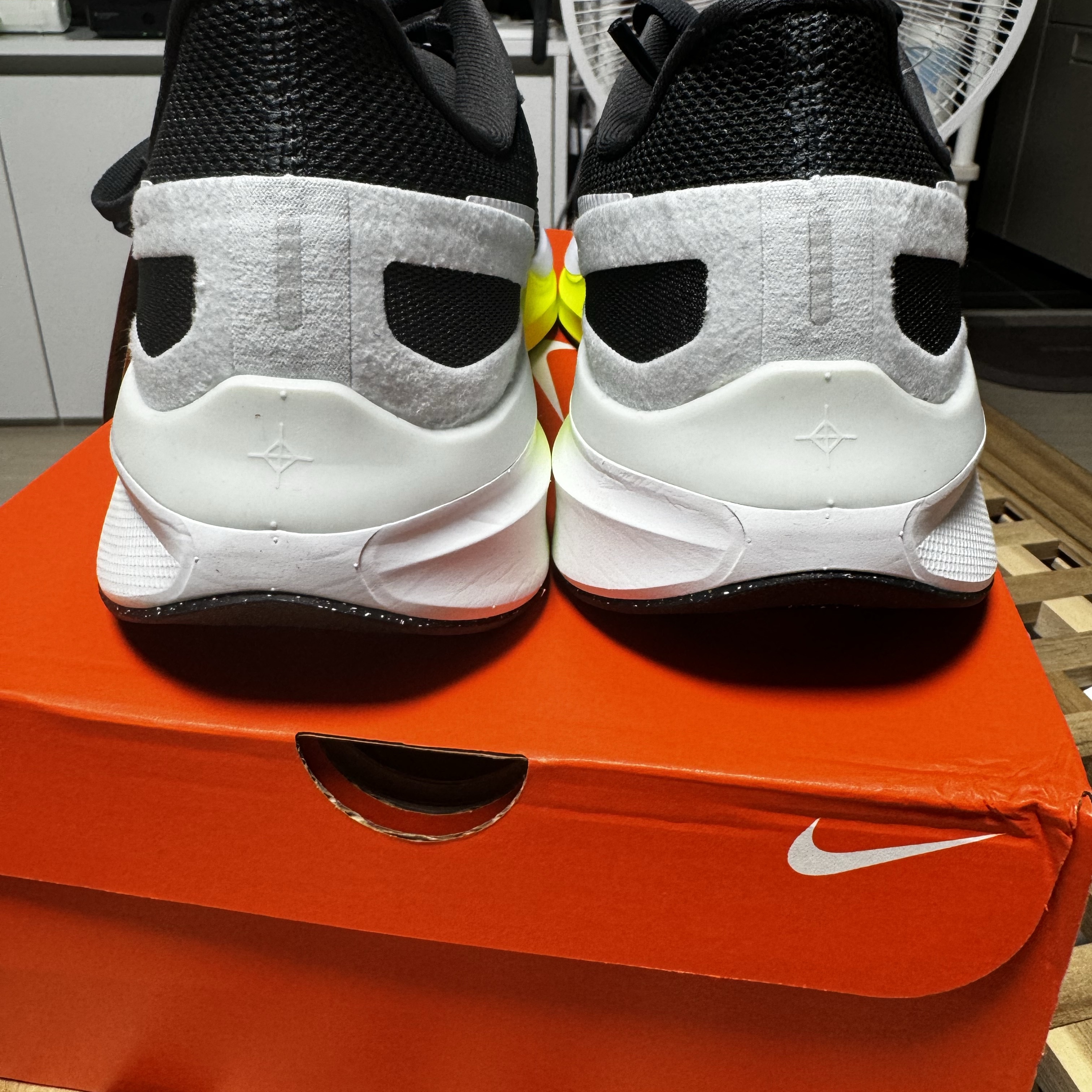 Nike Structure 25 Anthracite Volt 착용 스타일 - 5