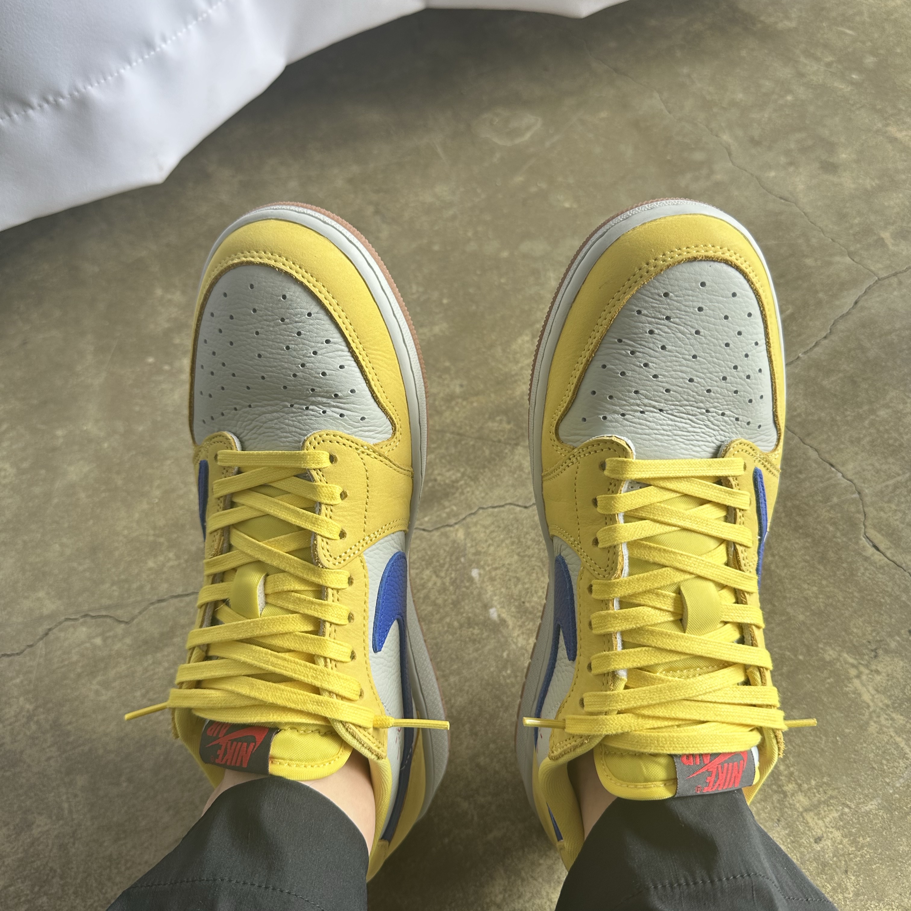 (W) Jordan 1 x Travis Scott Retro Low OG SP Canary 착용 스타일 - 1