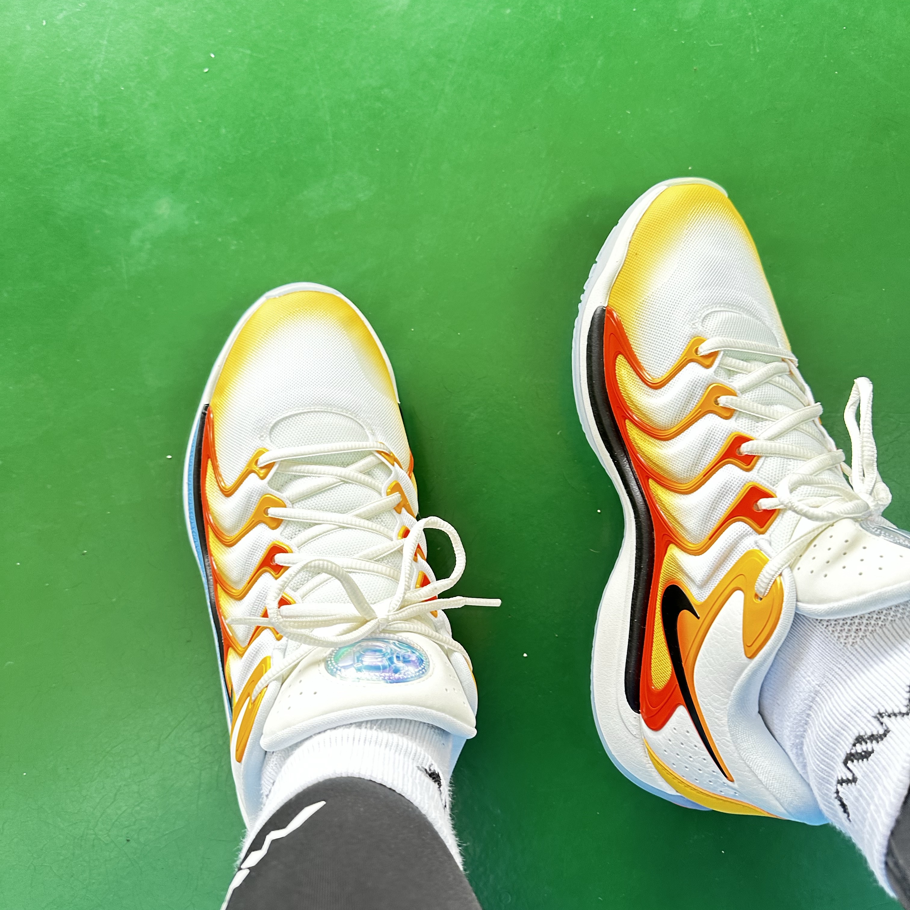 Nike KD 17 EP University Gold Safety Orange 착용 스타일 - 2