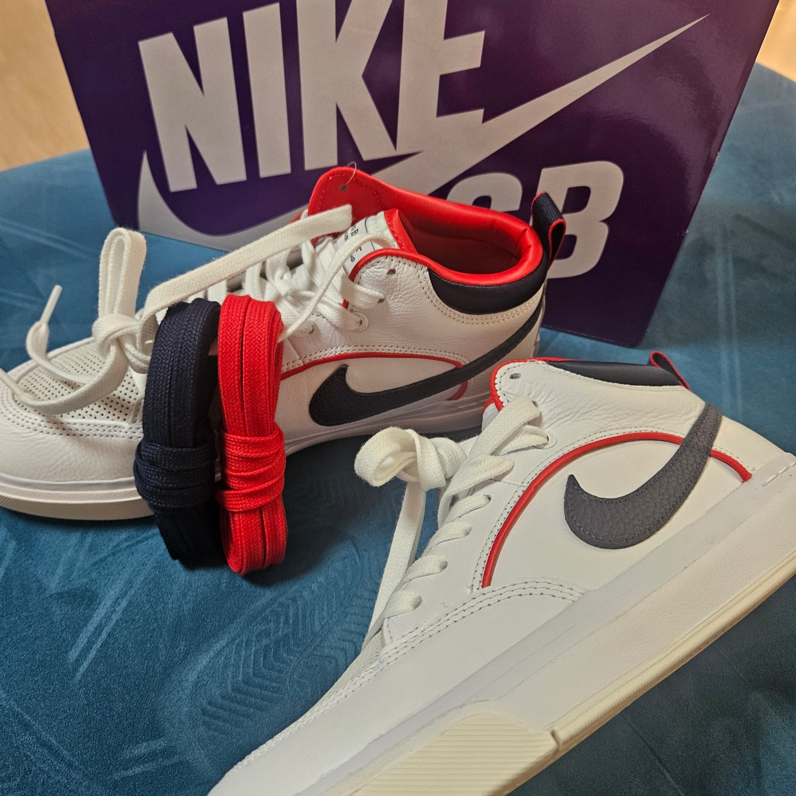 Nike SB React Leo Premium White Midnight Navy 착용 스타일