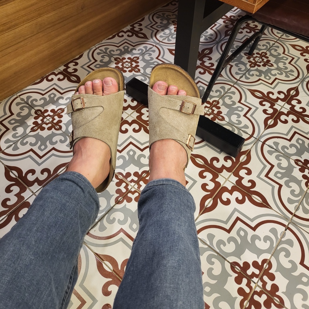 Birkenstock Zurich Suede Leather Taupe - Regular 착용 스타일