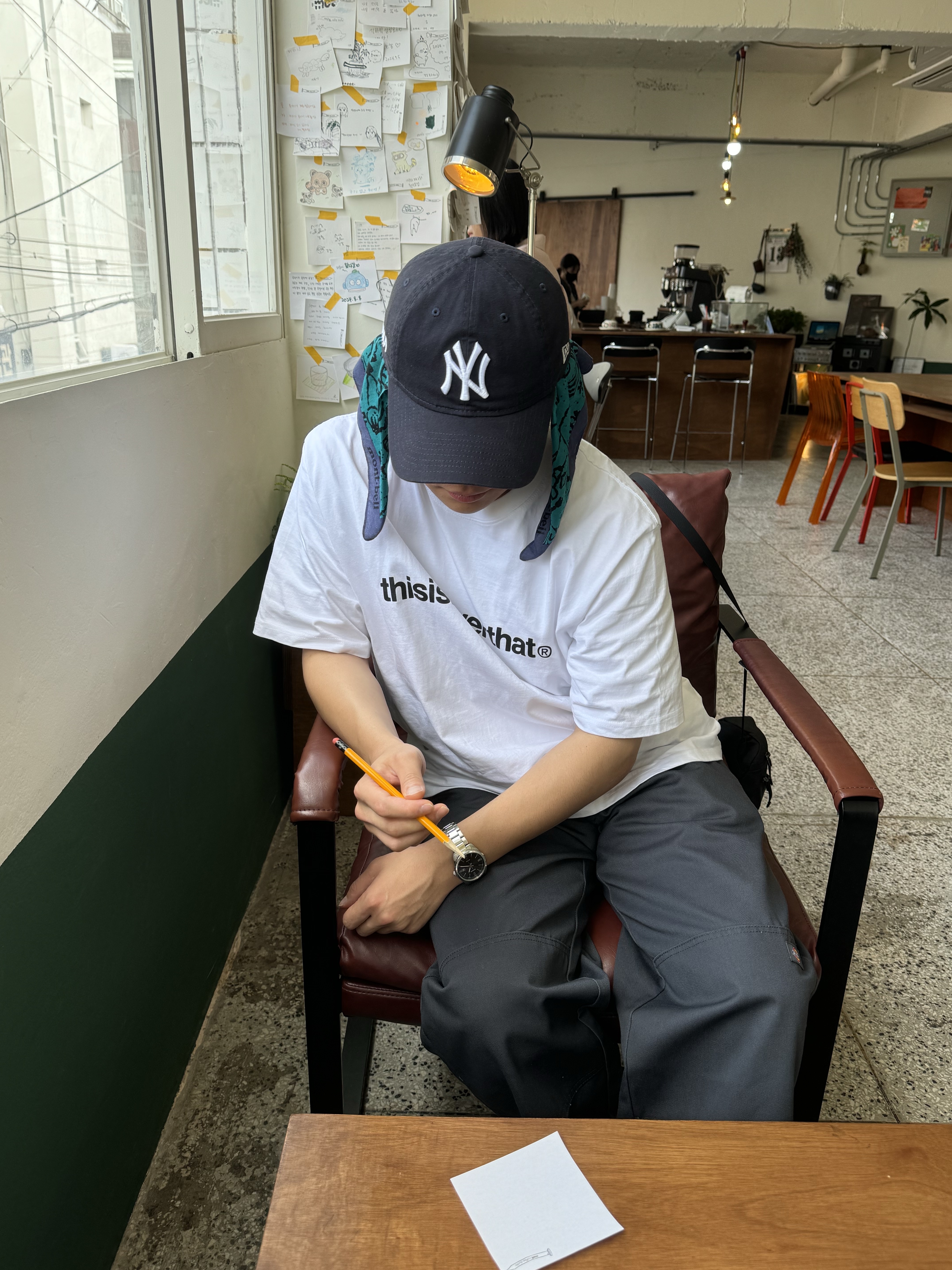 New Era x MoMA New York Yankees Cap Navy 착용 스타일