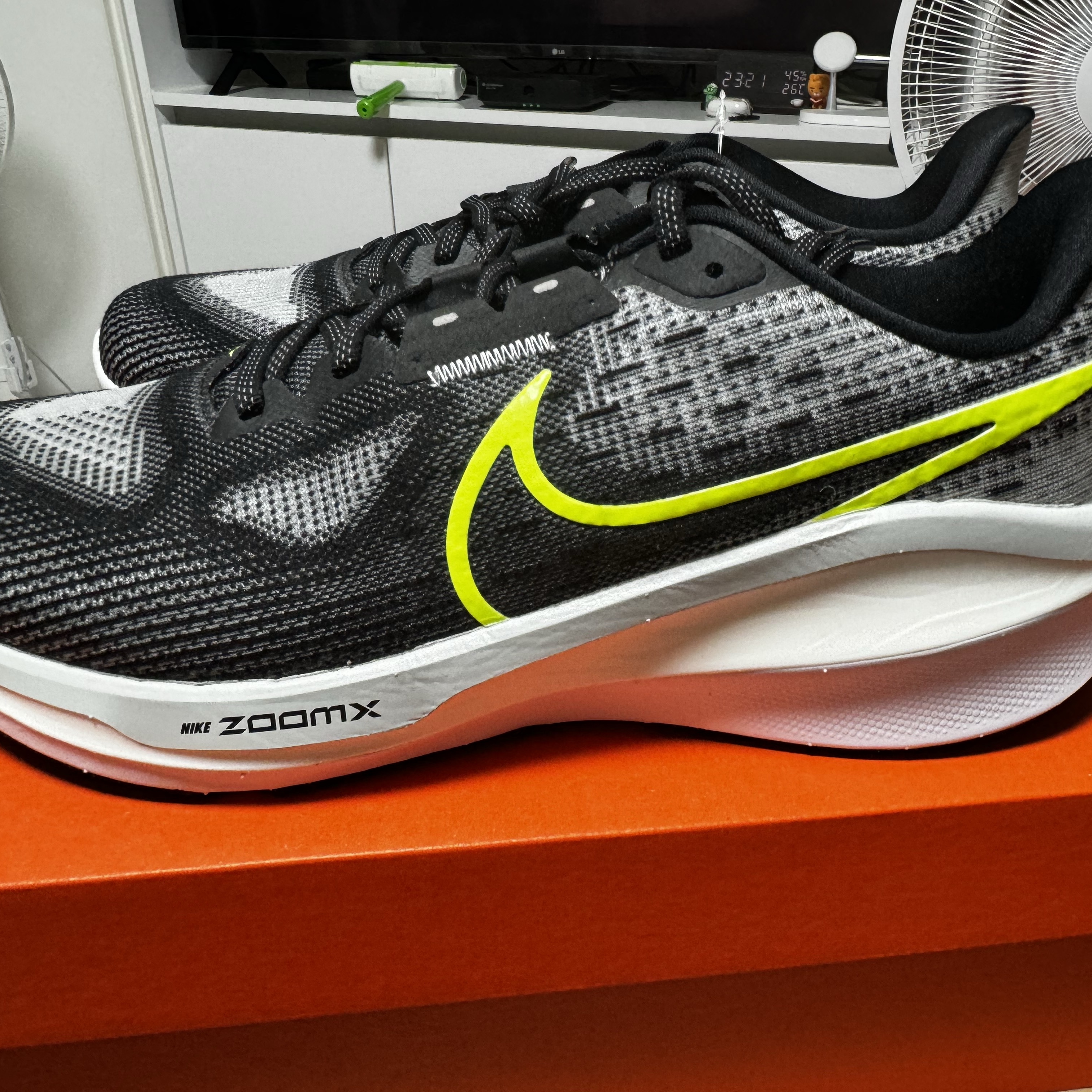 Nike Vomero 17 Black Light Smoke Grey 착용 스타일 - 1