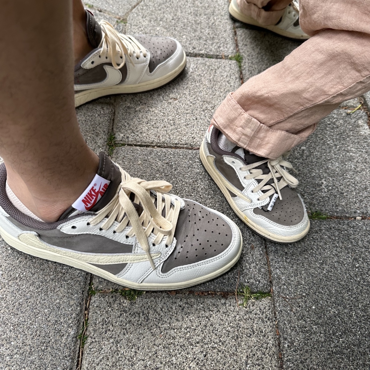 Jordan 1 x Travis Scott Retro Low OG SP Sail and Ridgerock 착용 스타일