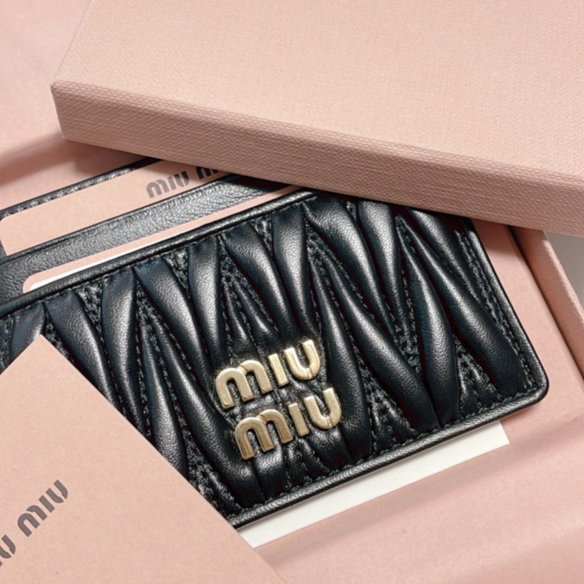 Miu Miu Matelasse Nappa Leather Card Holder Black 착용 스타일