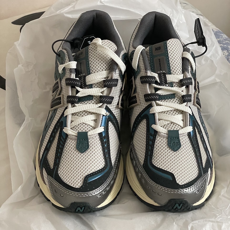 New Balance 1906R Metallic Teal 착용 스타일 - 1