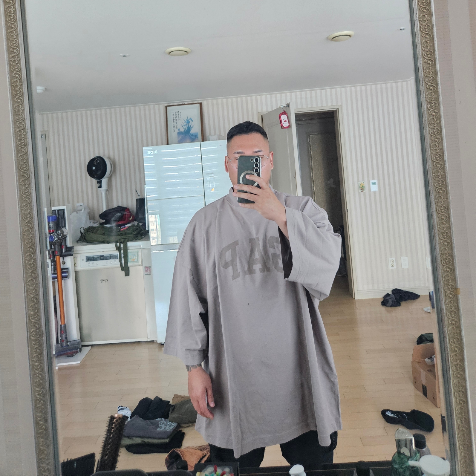 Yeezy Gap Engineered By Balenciaga Dove 3/4 Sleeve T-Shirt Beige 착용 스타일