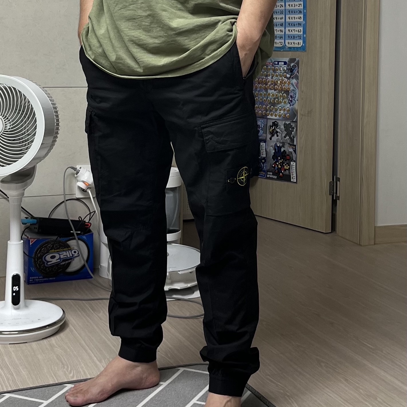 Stone Island 31303 Stretch Cotton Tela Paracadute Cargo Pants Black - 24SS, Stussy Basic Stussy Pigment Dyed T-Shirt Olive 2024 착용 스타일