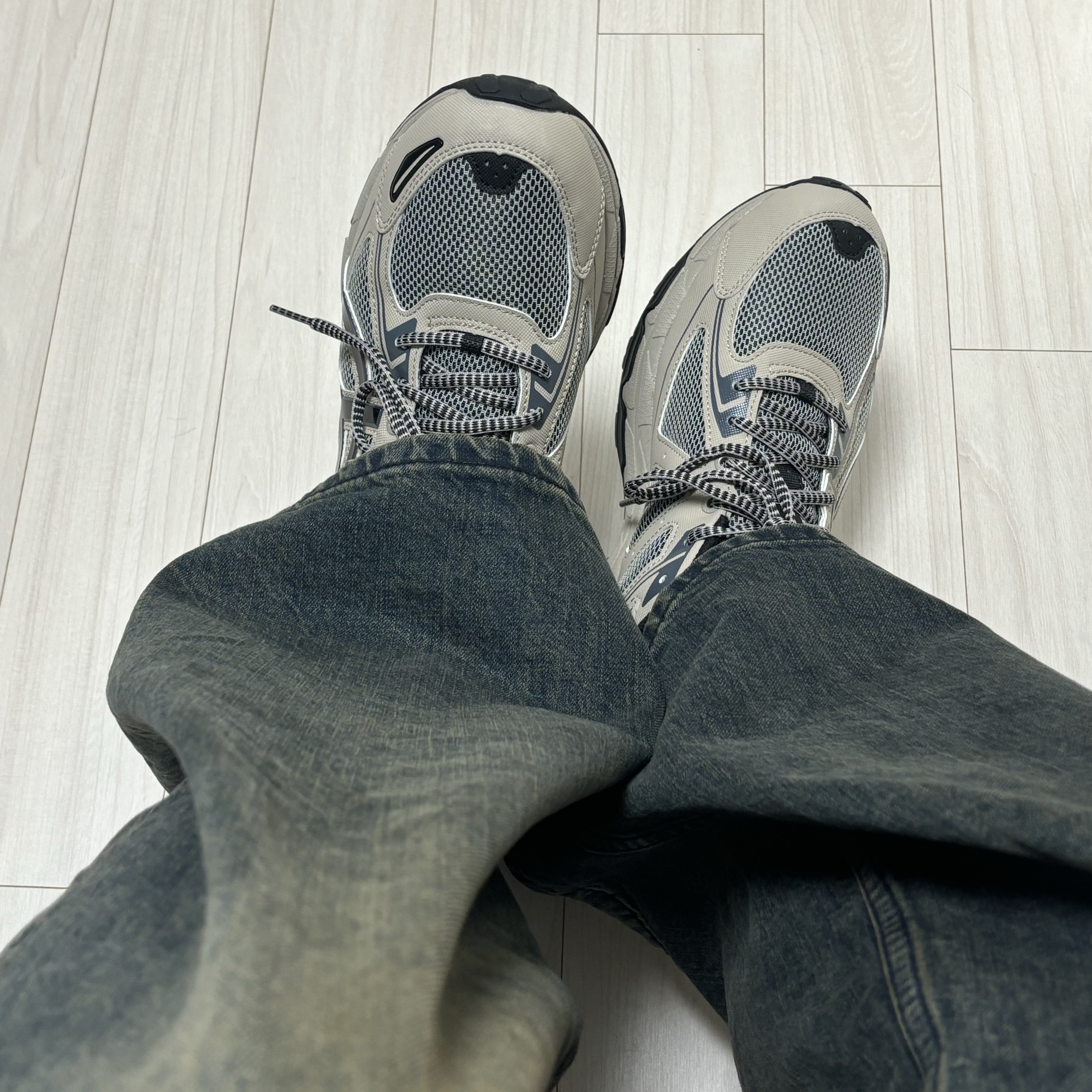 Asics Gel-Venture 6 Feather Grey Black 착용 스타일