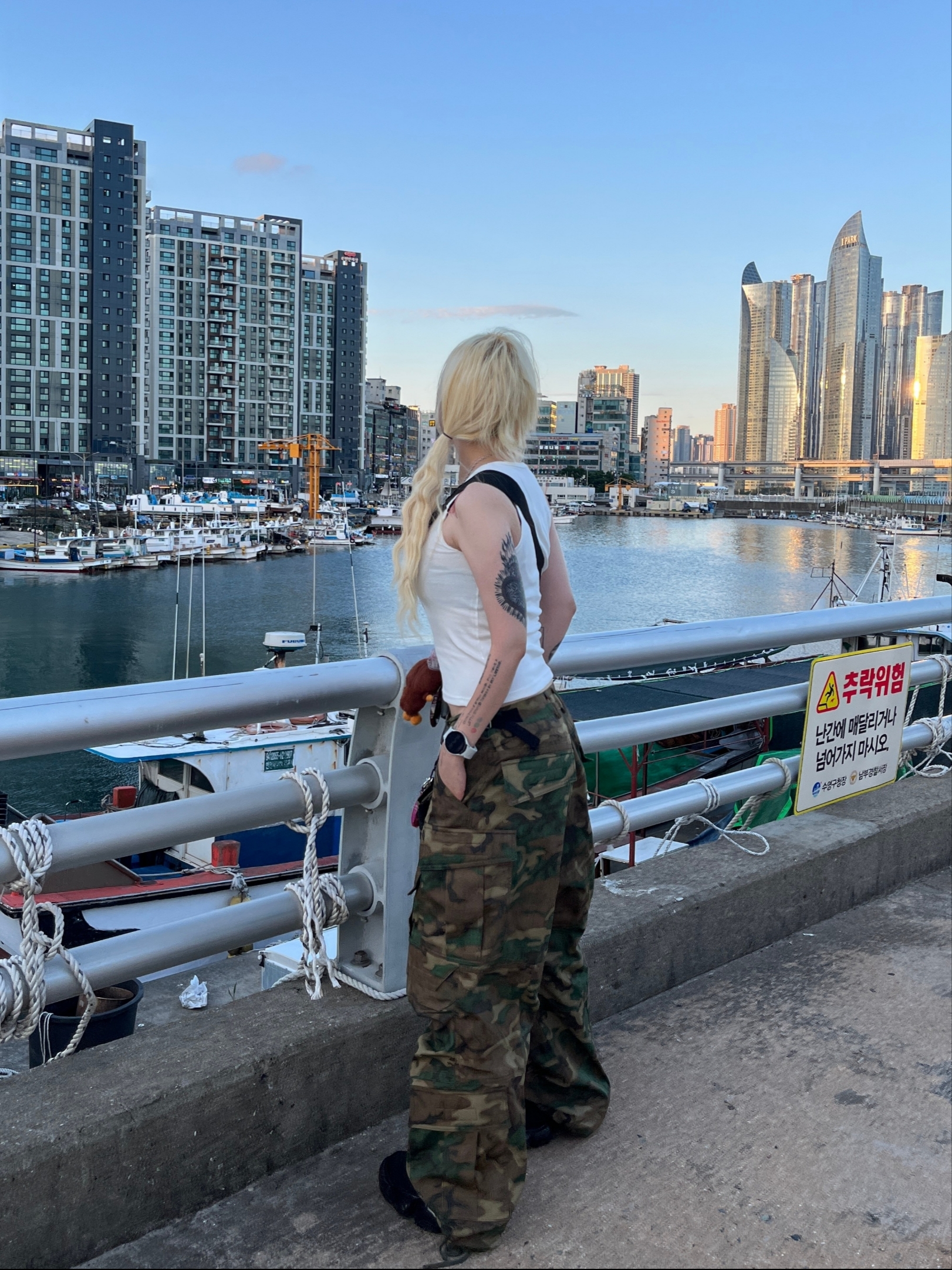 Farfromwhat Far Camo Cargo Pants Green, Grounds Moopie Black Black 착용 스타일 - 1