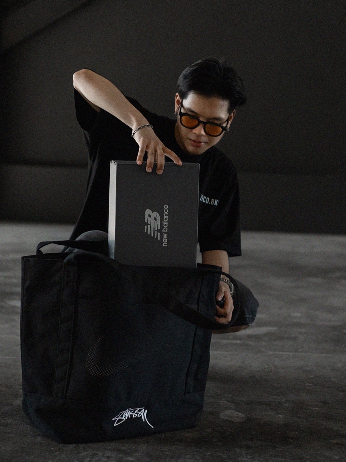 Nike x Stussy Tote Bag Light Bone, Nike x Stussy Tote Bag Black 착용 스타일 - 5