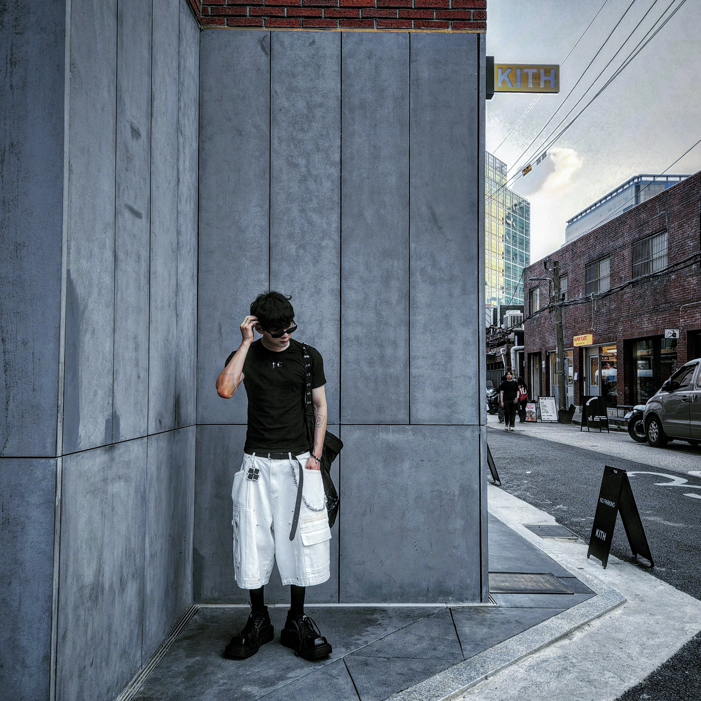Thug Club Back T-Shirt Slim Black, Nos Couleurs x Koin Rivet Carpenter Shorts White 착용 스타일