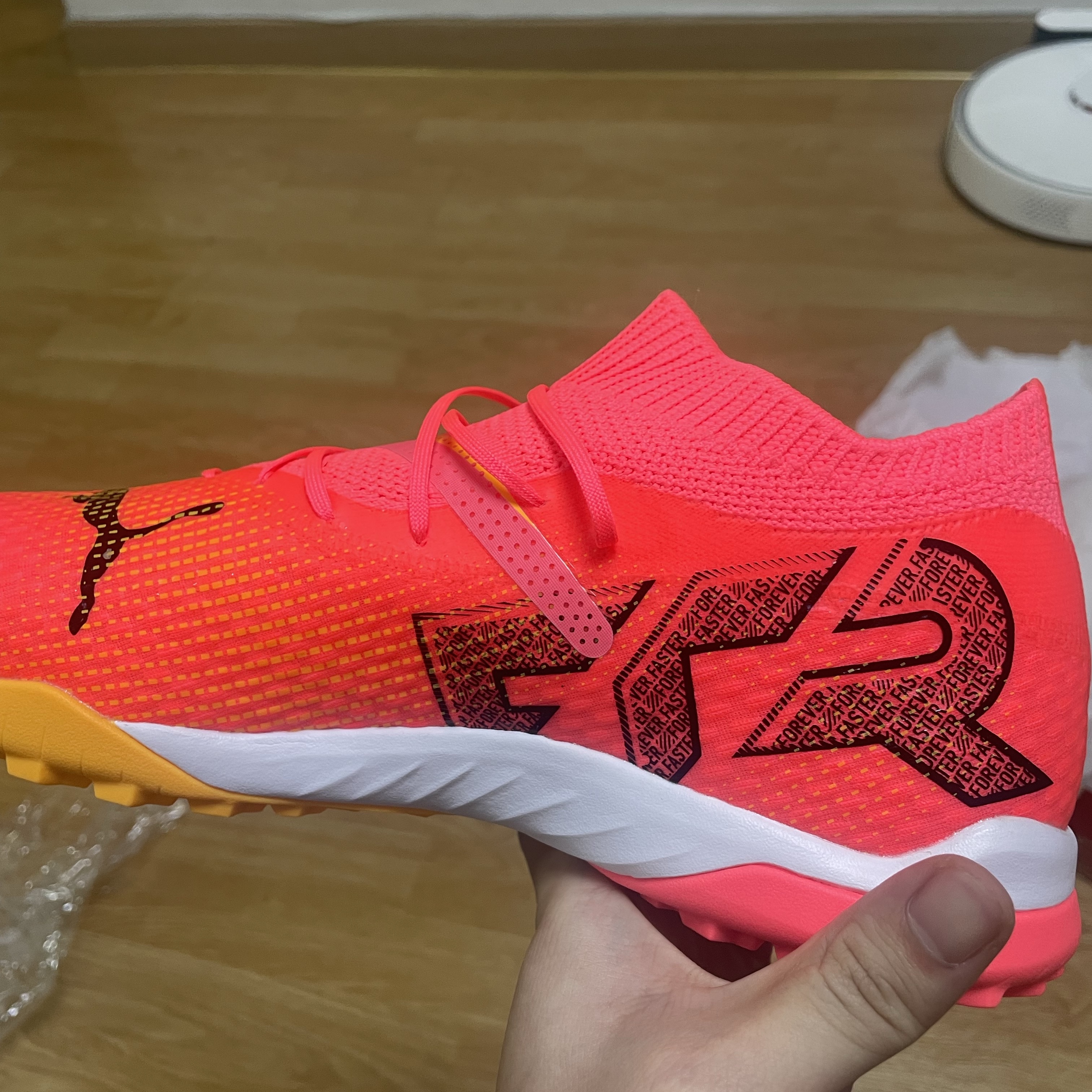 Puma Future 7 Pro Cage Sunset Glow Black Sun Stream 착용 스타일