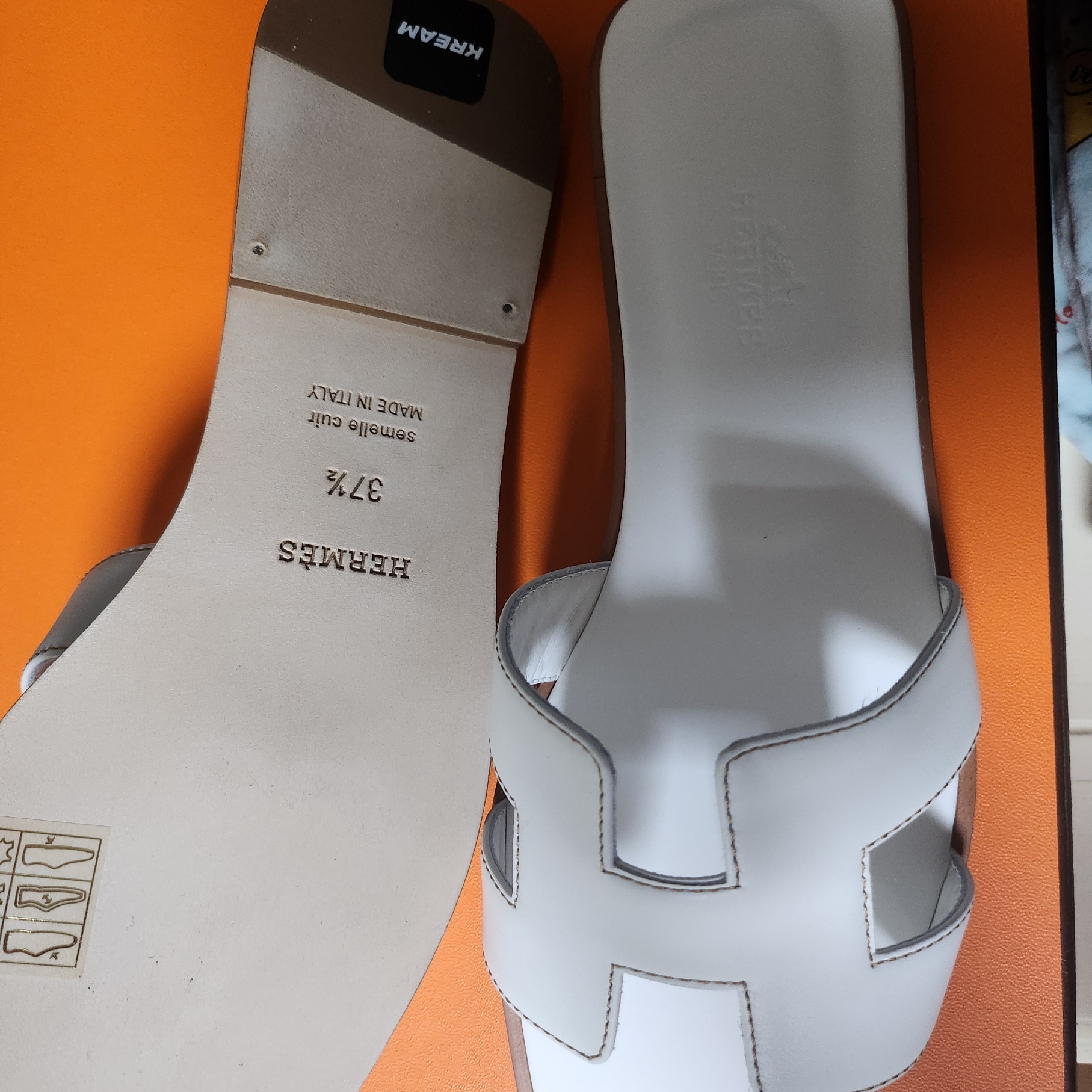 (W) Hermes Oran Sandal Calfskin & Blanc Piqures Havane 착용 스타일