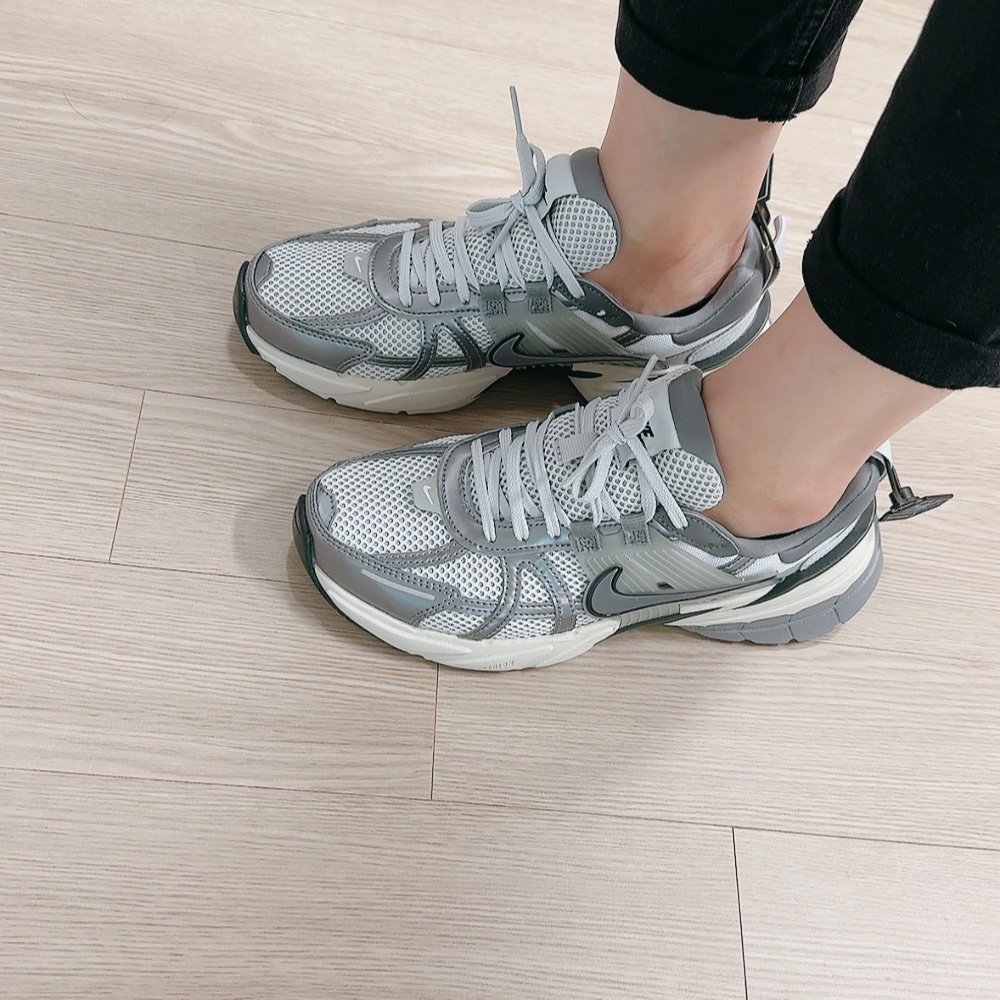 Nike V2K Run Pure Platinum Wolf Grey 착용 스타일