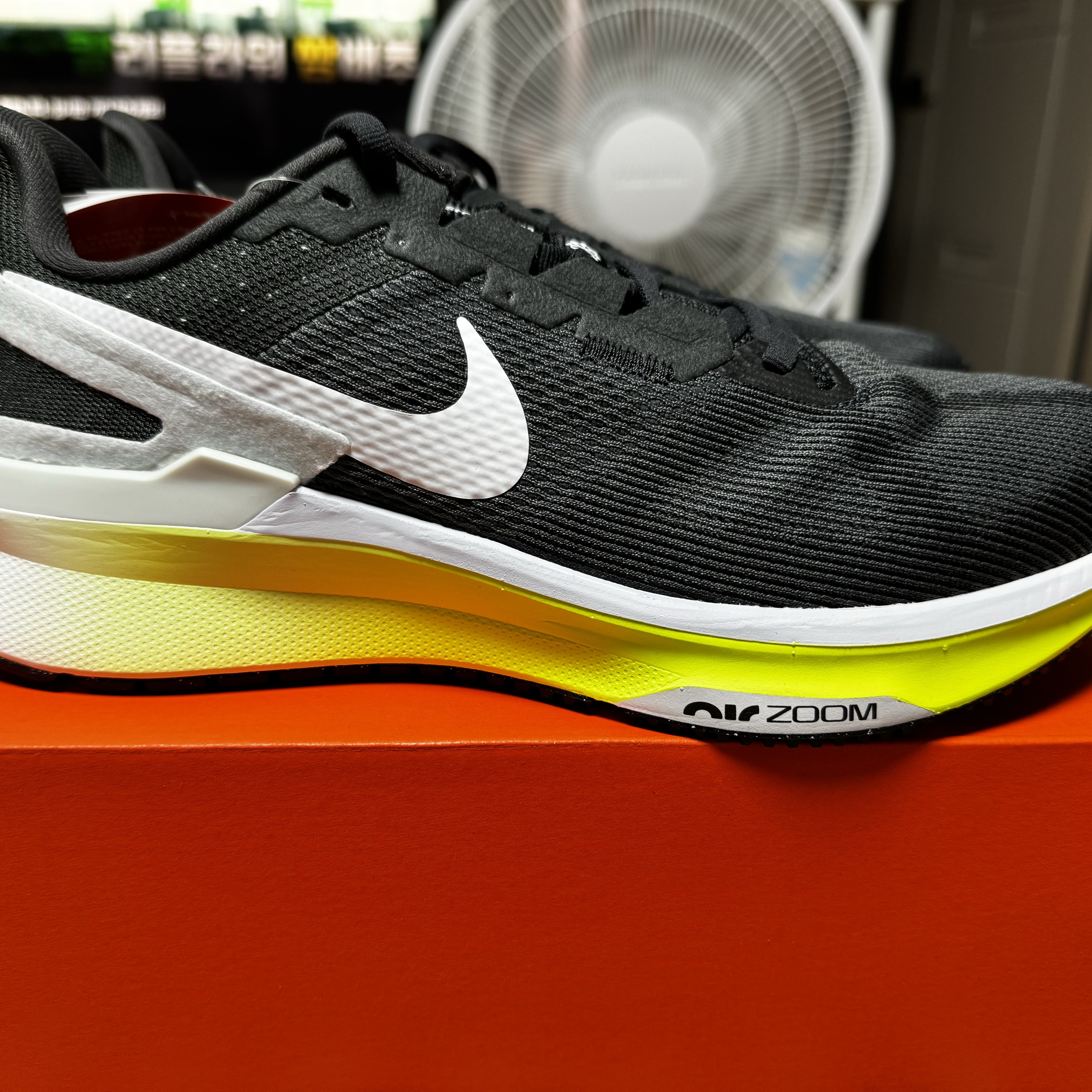Nike Structure 25 Anthracite Volt 착용 스타일 - 4