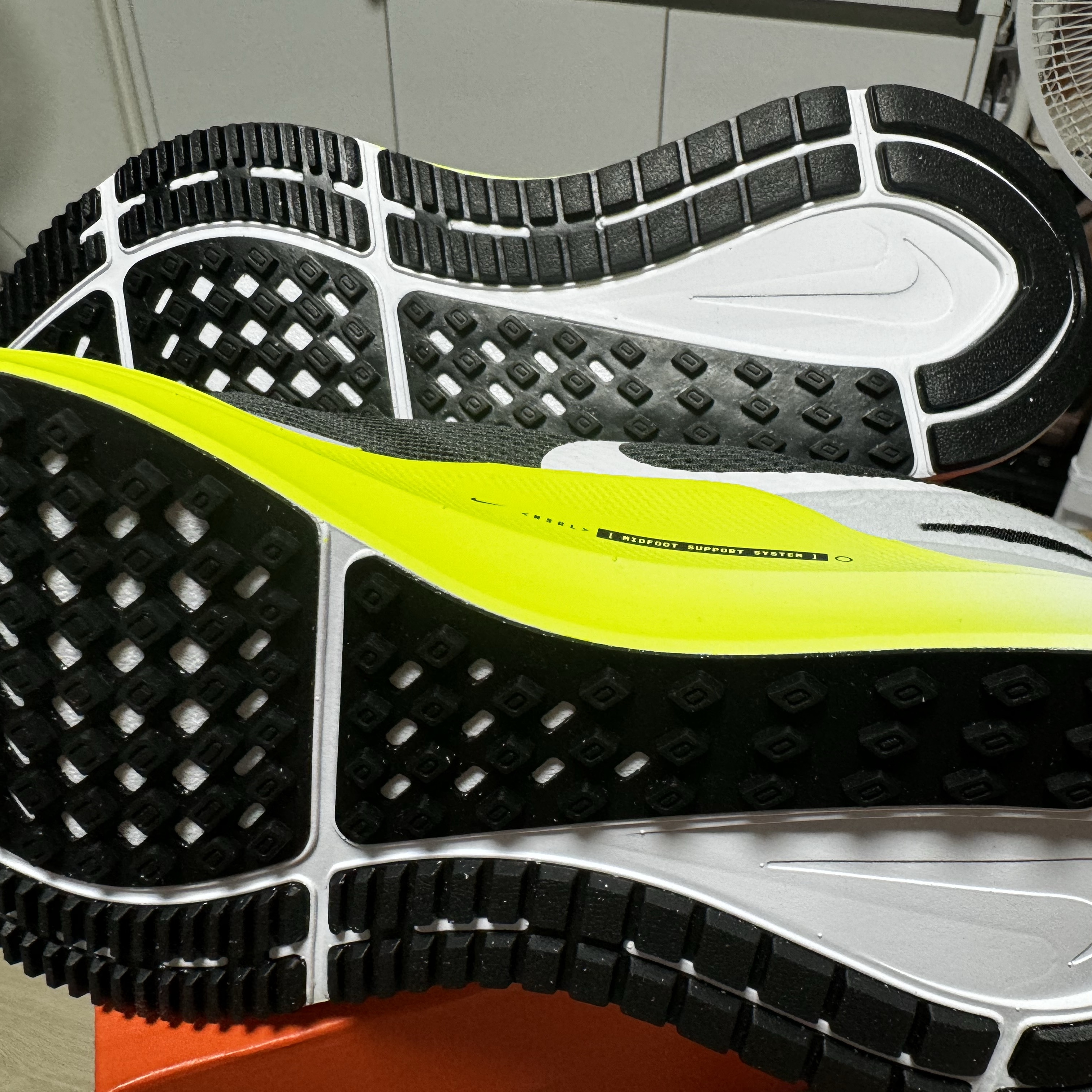 Nike Structure 25 Anthracite Volt 착용 스타일 - 6