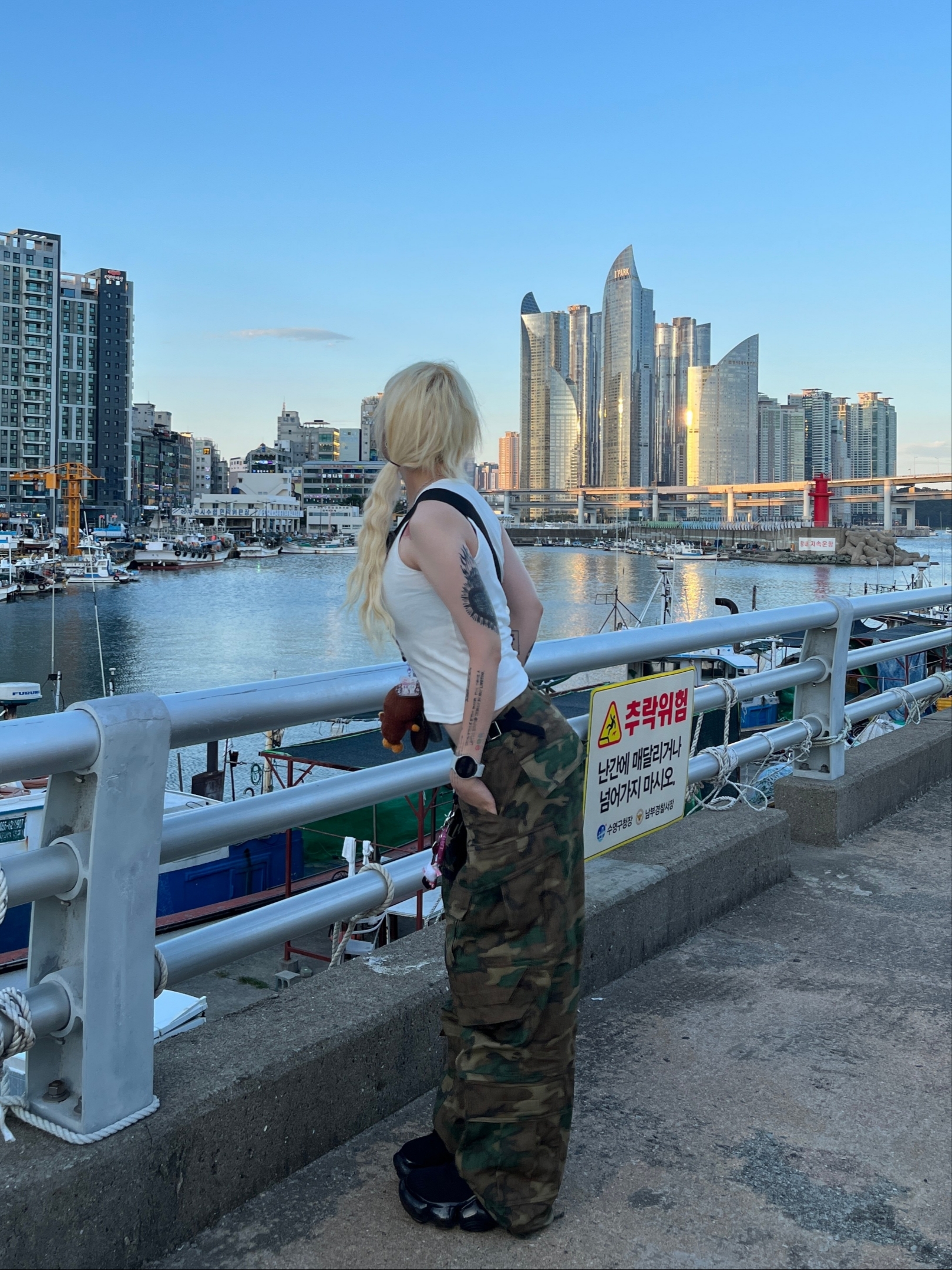 Farfromwhat Far Camo Cargo Pants Green, Grounds Moopie Black Black 착용 스타일 - 2