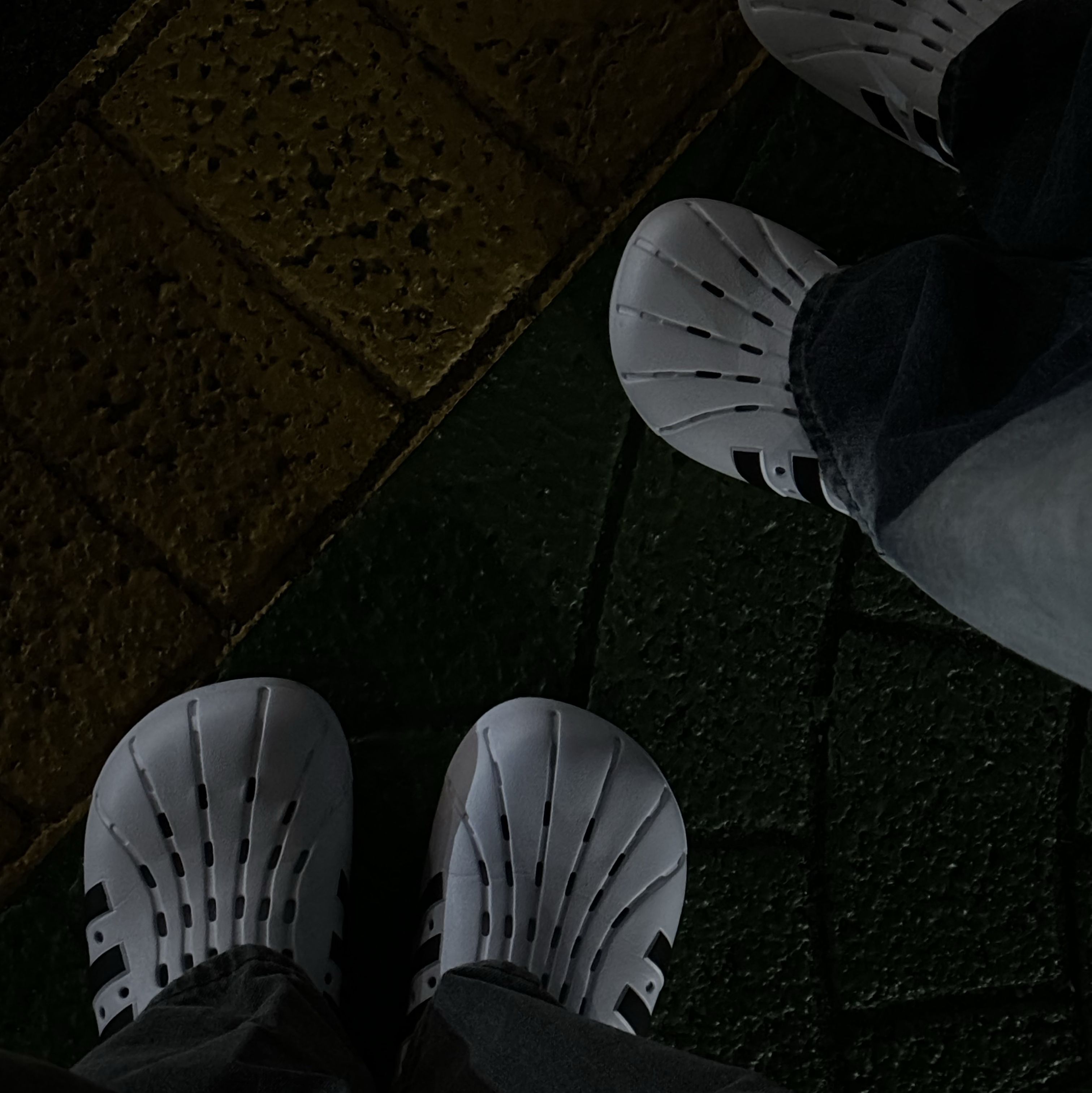 Adidas Adilette Clog White Black 착용 스타일