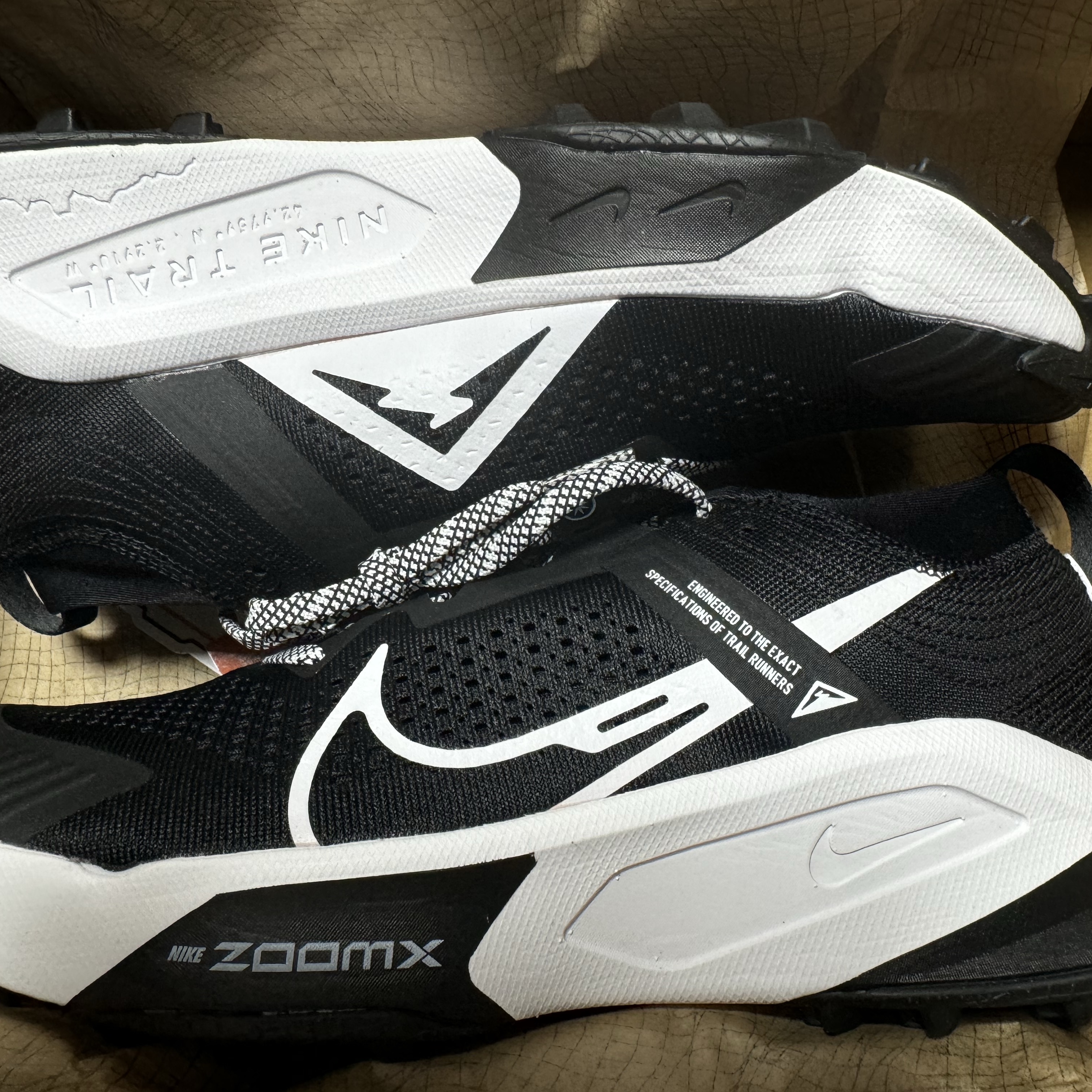 Nike ZoomX Zegama Trail Deep Black White 착용 스타일 - 2