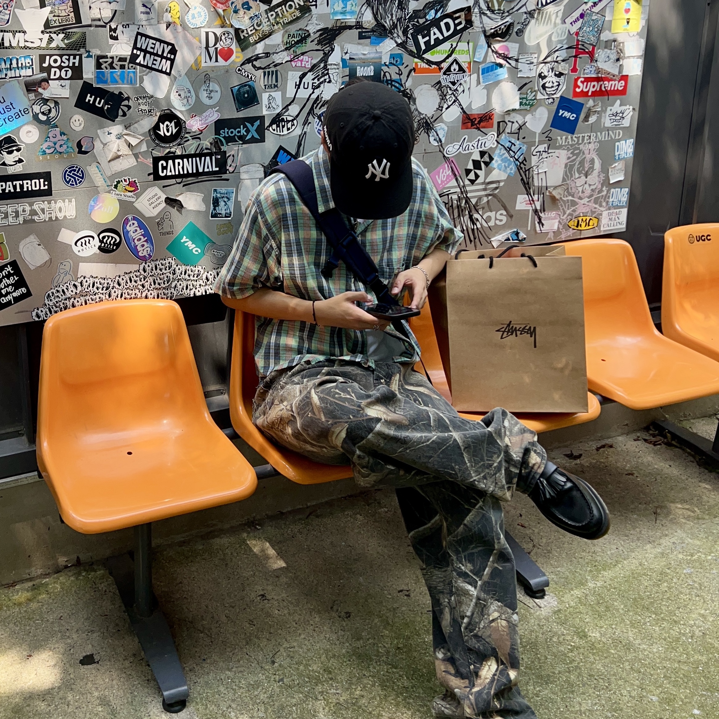 Stussy Realtree Edge Big ‘Ol Jean Camo, New Era x MoMA New York Yankees Cap Black 착용 스타일 - 1