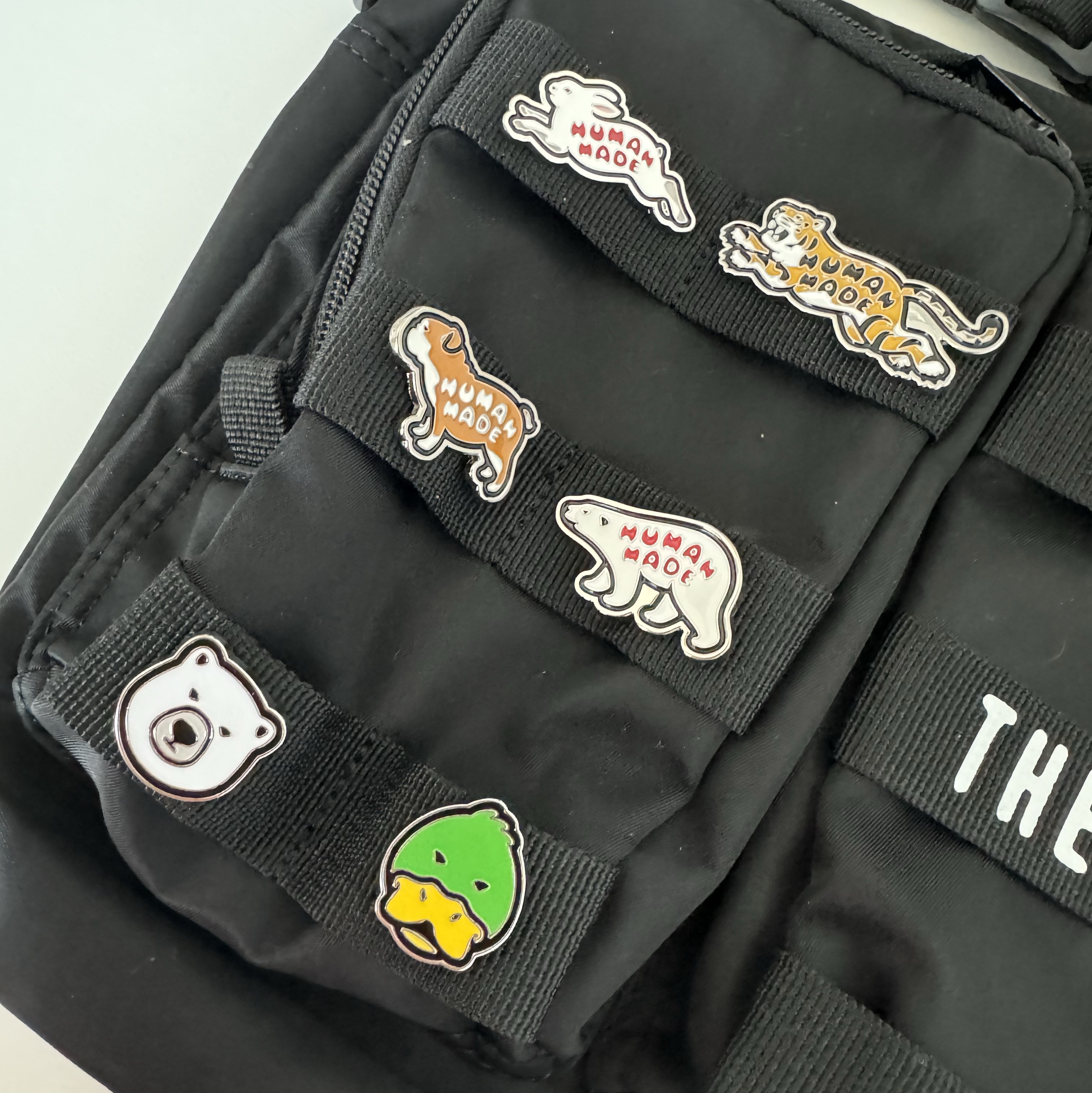 Human Made Military Pouch Large Black, Human Made Animal Pin #2 Pink 착용 스타일 - 1