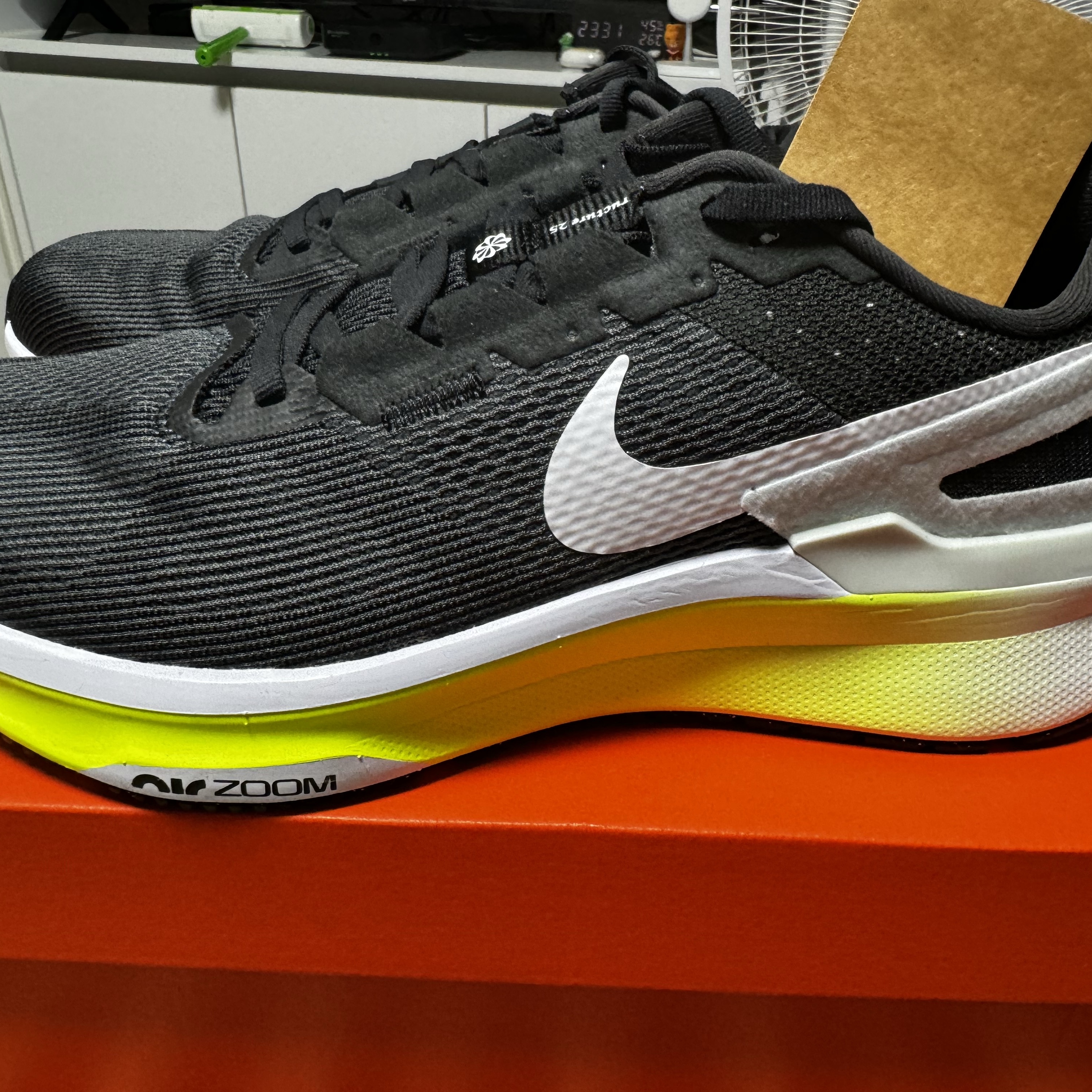Nike Structure 25 Anthracite Volt 착용 스타일 - 1