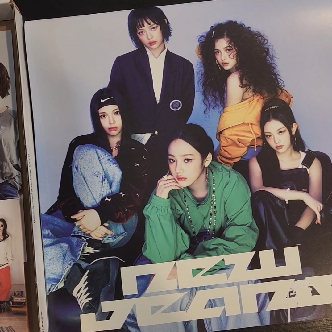NewJeans How Sweet Standard (NewJeans Ver.), Jannabi's Small Pieces I LP Clear & Blue Splatter Mix 착용 스타일 - 3