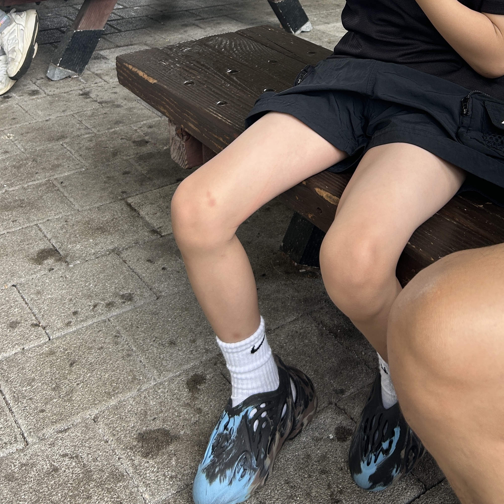 (Kids) Adidas Yeezy Foam RNNR MX Cinder 착용 스타일