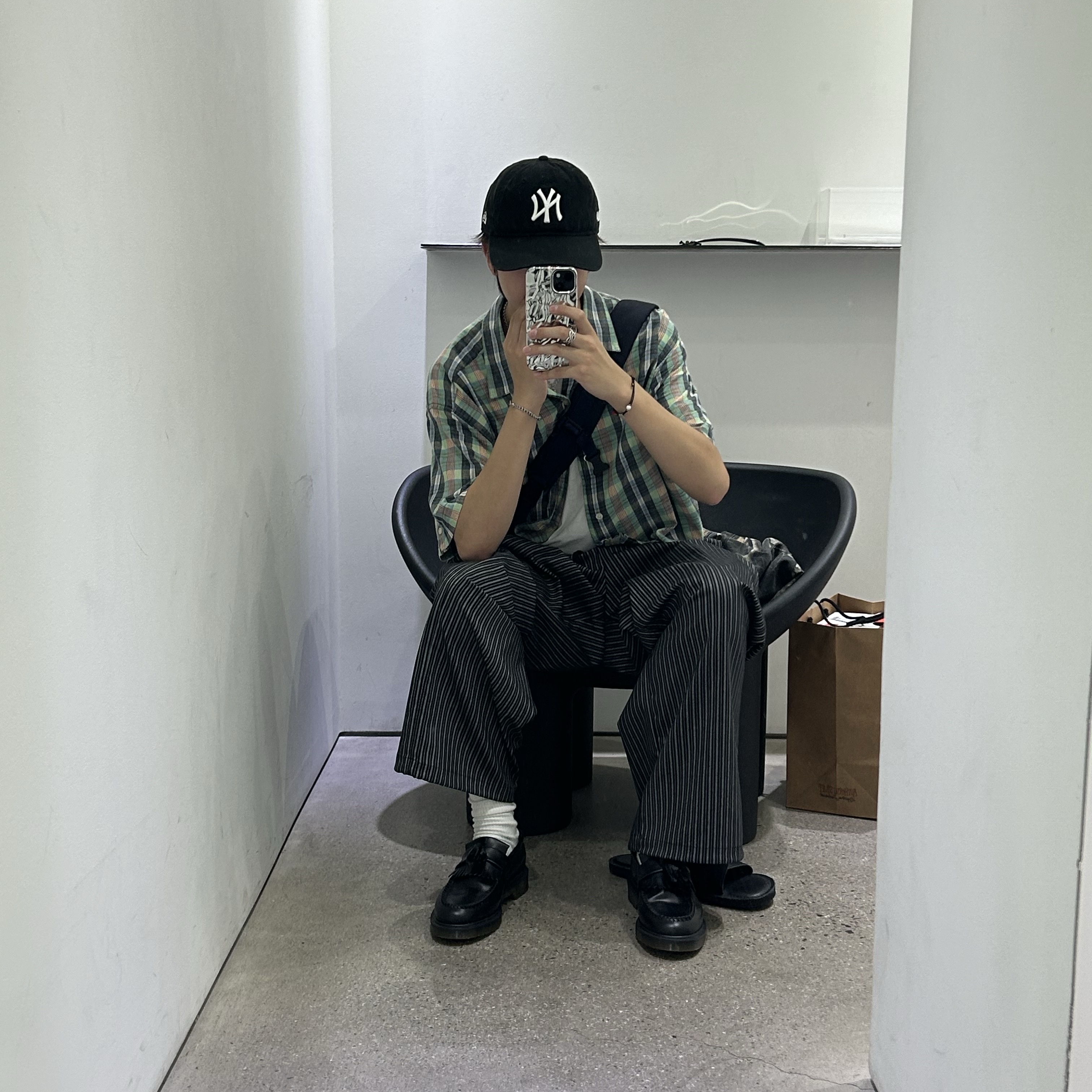 Stussy Realtree Edge Big ‘Ol Jean Camo, New Era x MoMA New York Yankees Cap Black 착용 스타일 - 2