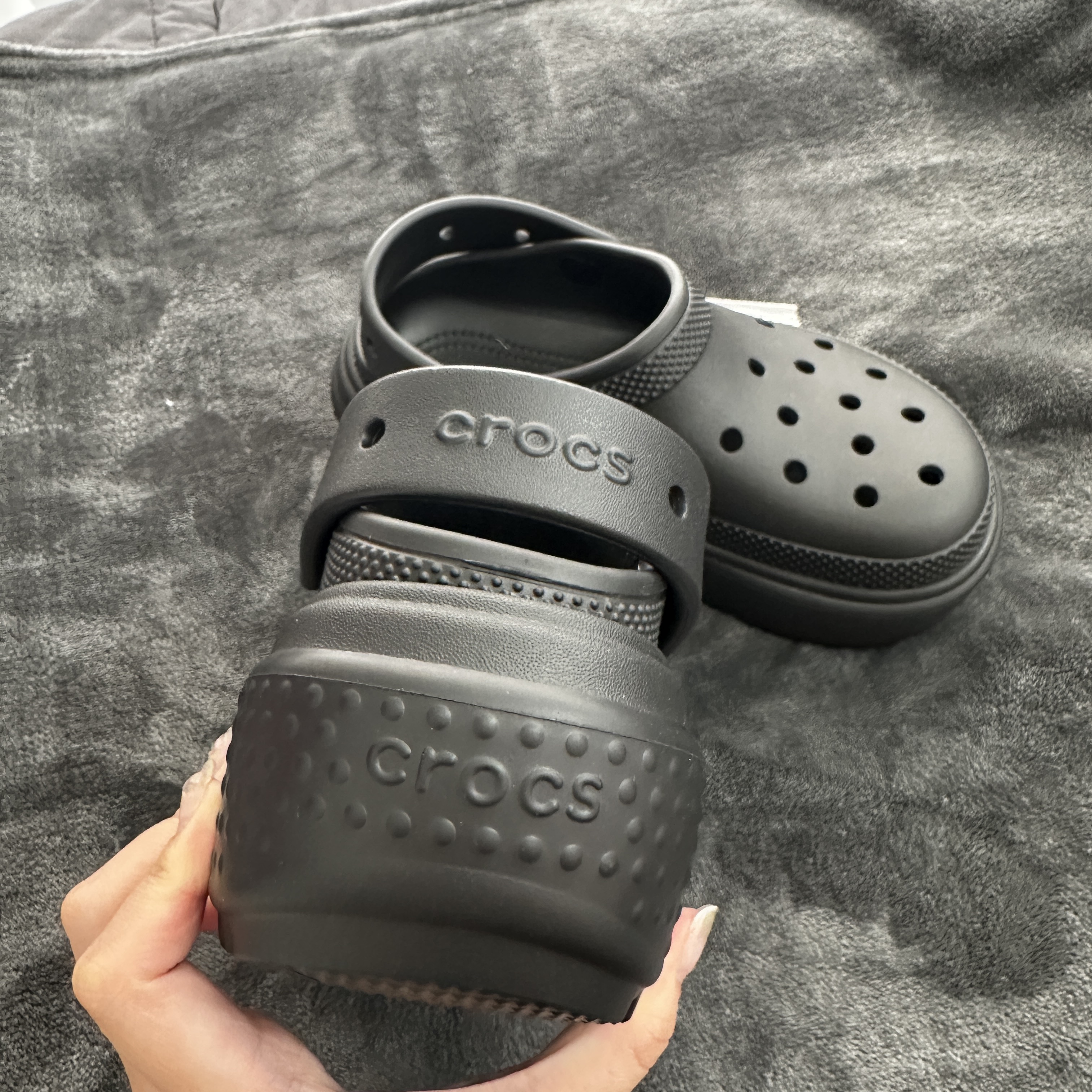 Crocs Stomp Clog Black 착용 스타일 - 3