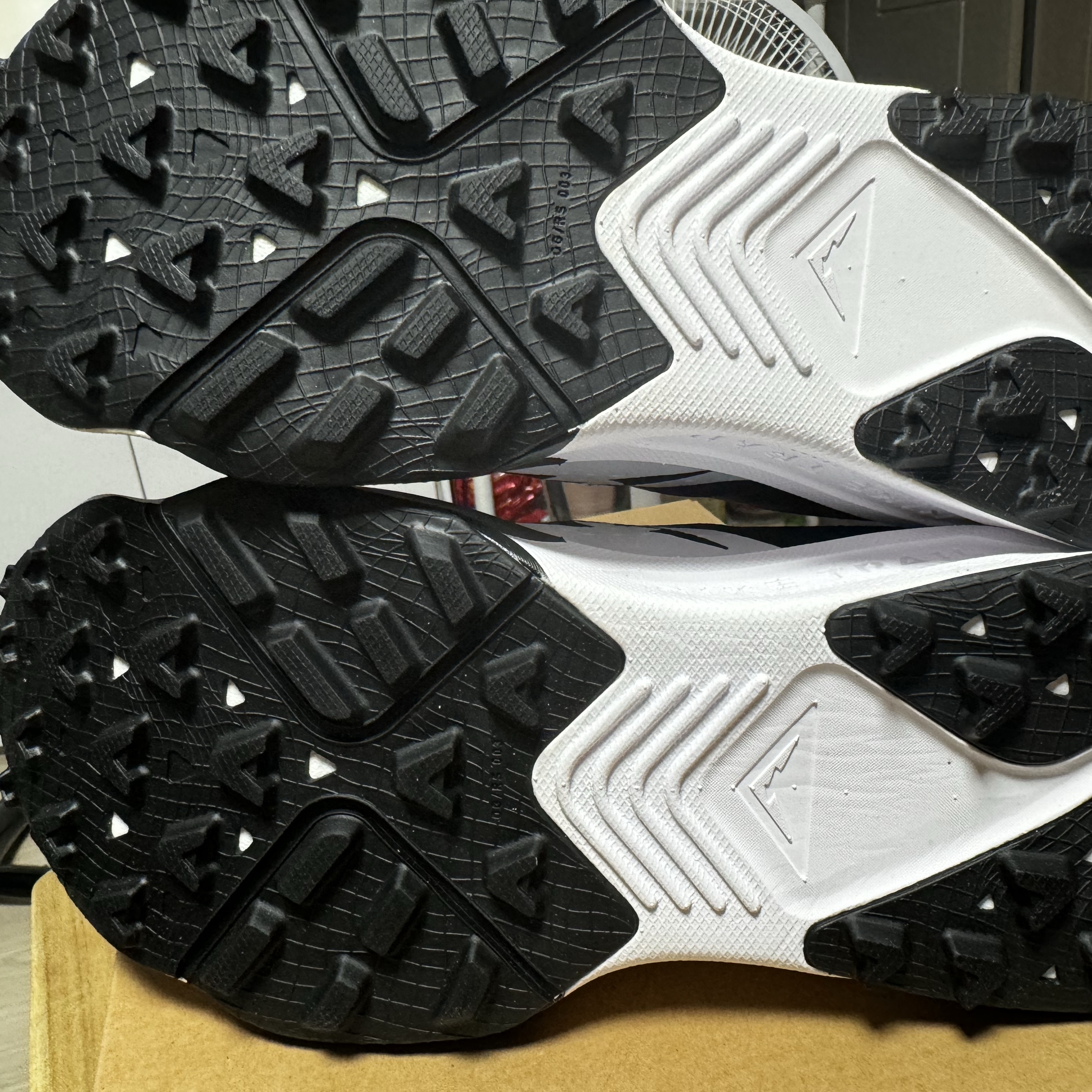 Nike ZoomX Zegama Trail Deep Black White 착용 스타일 - 5
