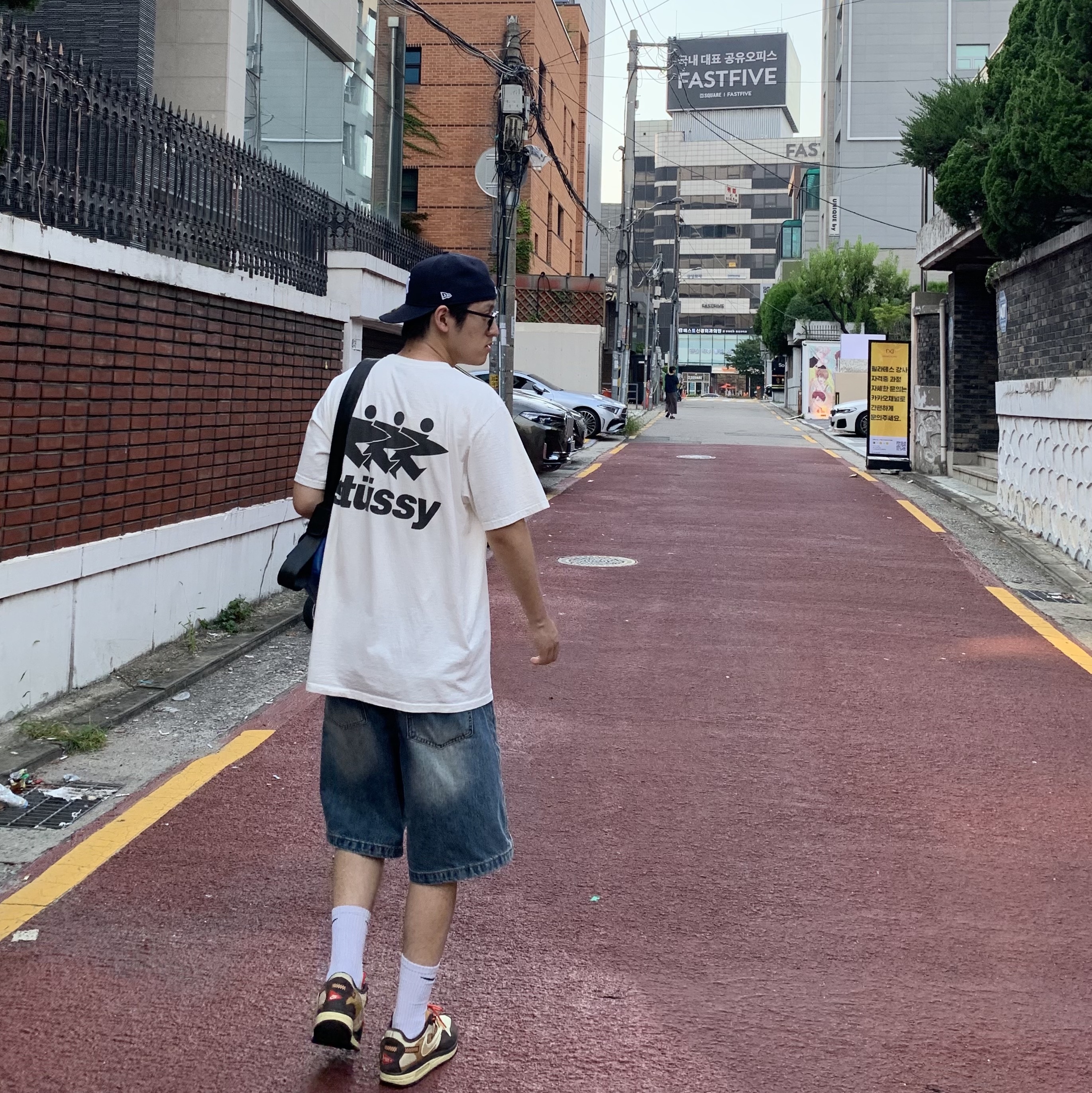 Nike x Travis Scott Air Max 1 Cact.us Brown, Stussy Surfwalk Pigment Dyed T-Shirt Natural 착용 스타일