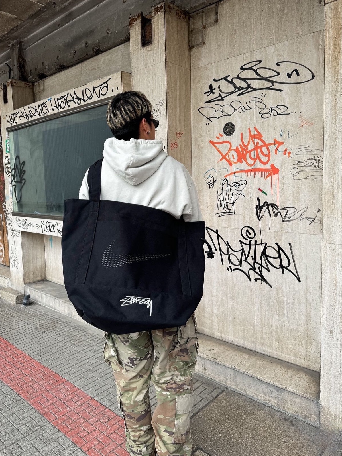 Nike x Stussy Tote Bag Light Bone, Nike x Stussy Tote Bag Black 착용 스타일 - 4