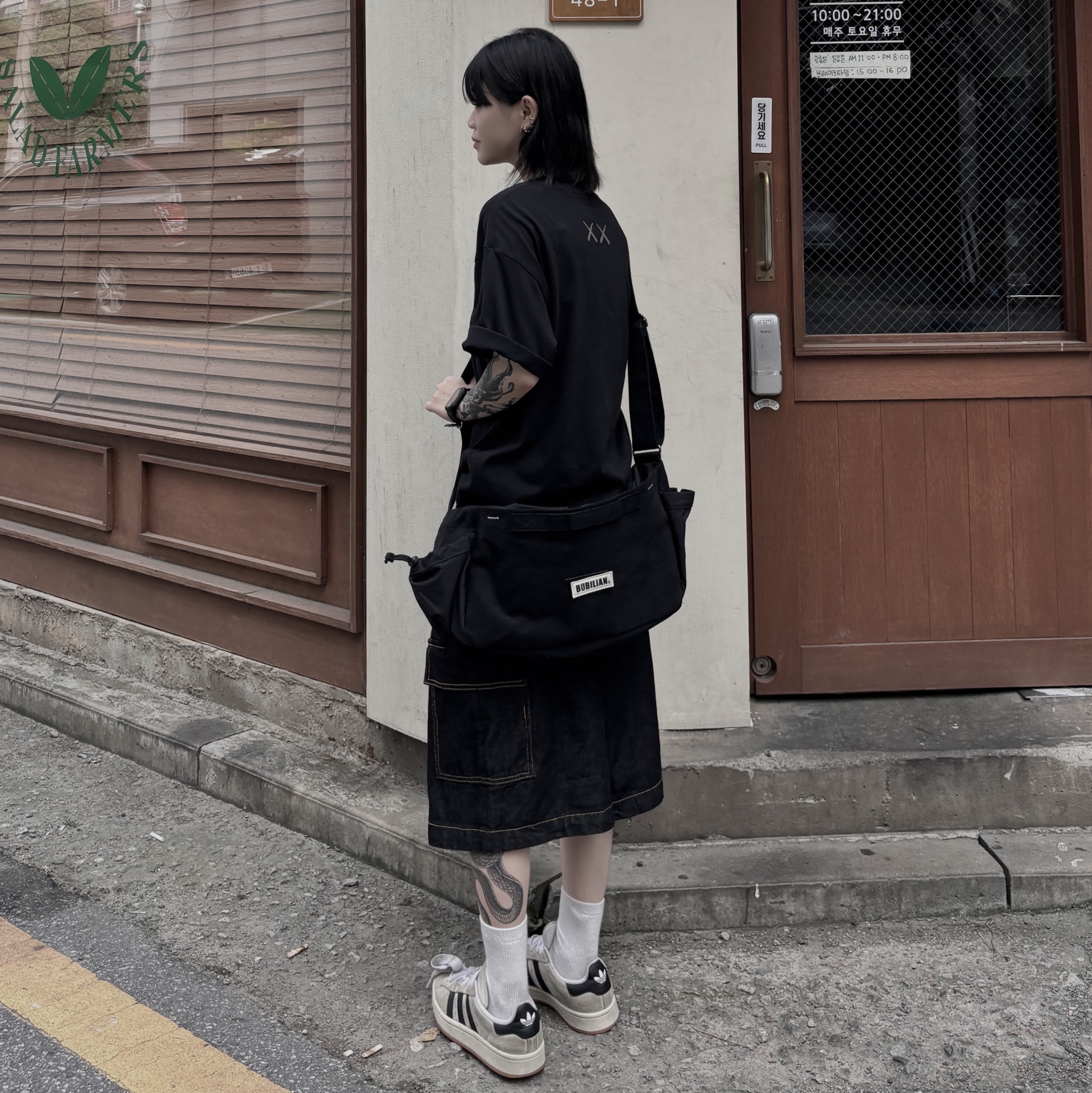 Uniqlo UT x Kaws Short Sleeve Graphic T-Shirt Black, (W) Adidas Campus 00s Crystal White Core Black 착용 스타일