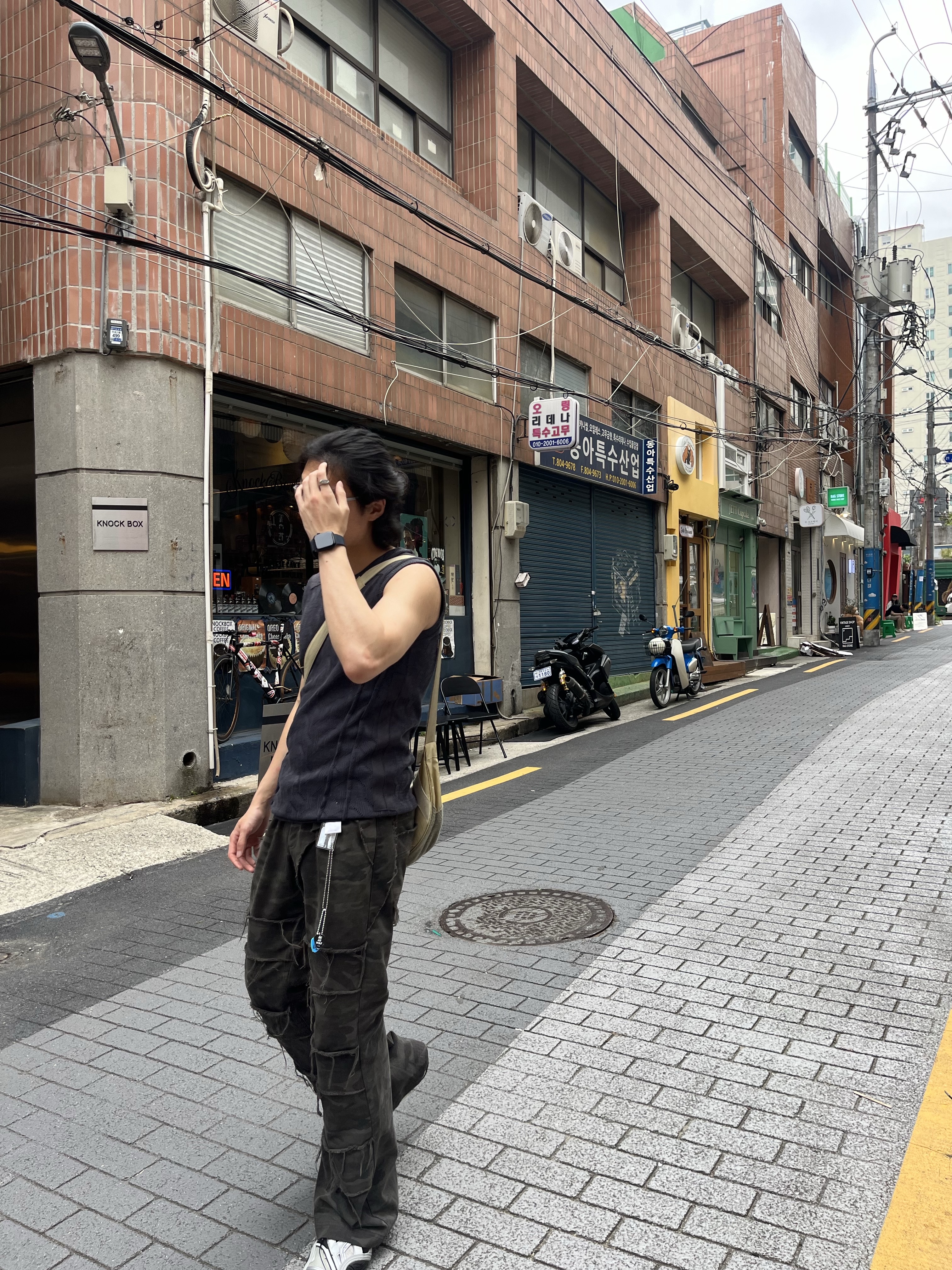 Balenciaga Tyrex Sneakers Black Grey 착용 스타일 - 2