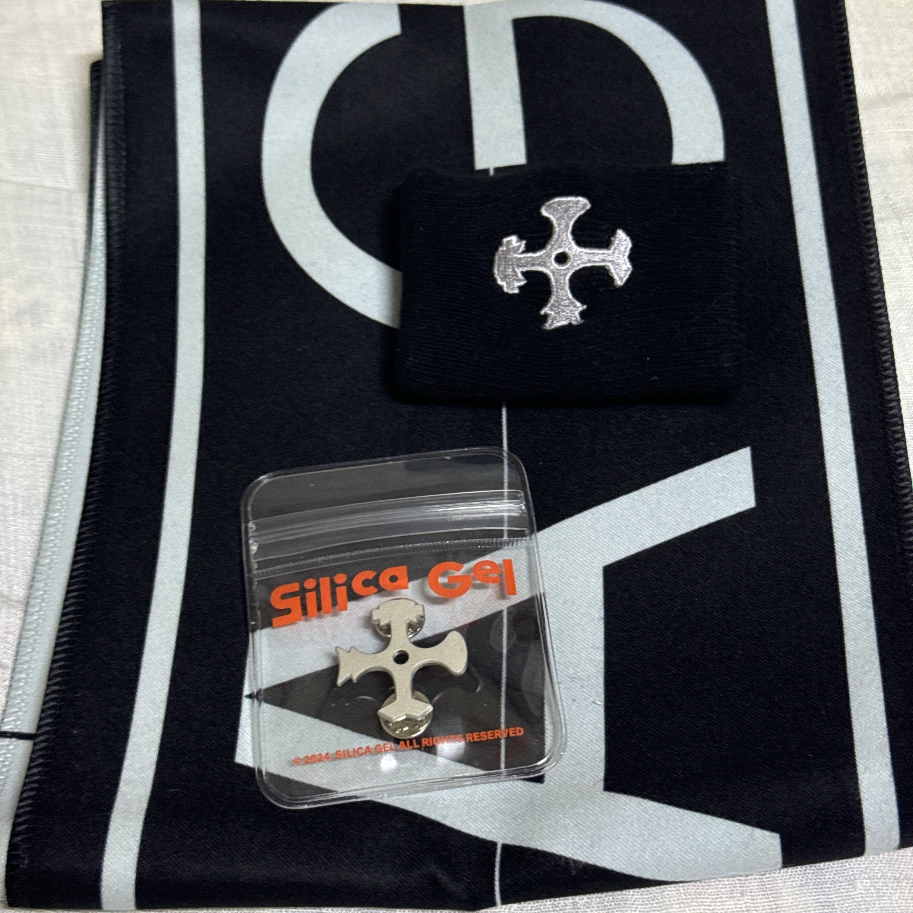 Silica Gel Symbol Badge Silver, Silica Gel Cheering Kit Black 착용 스타일