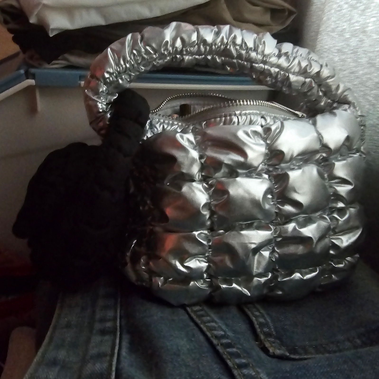 COS Quilted Micro Bag Silver 착용 스타일 - 1