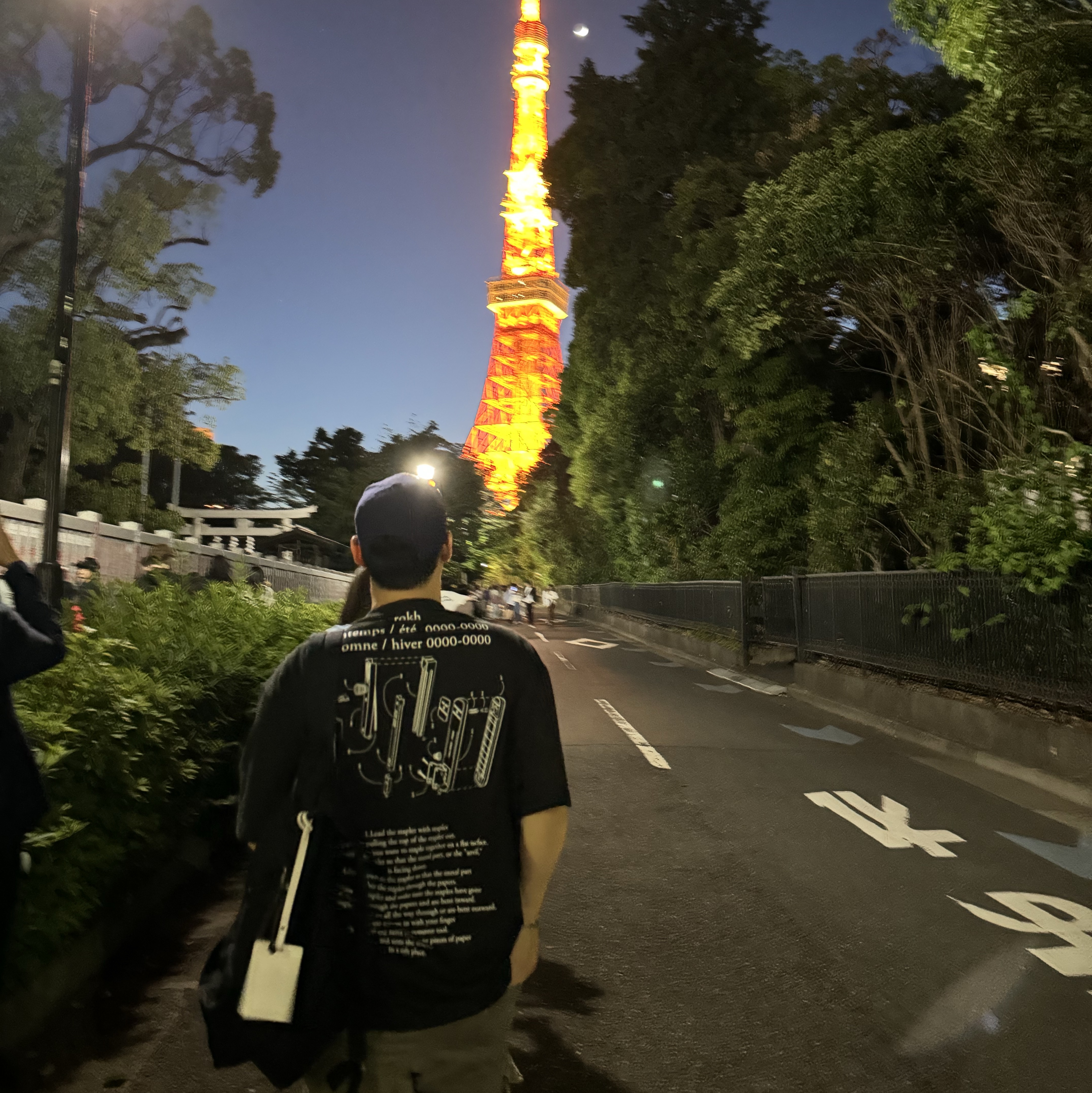 H&M x Rokh Printed T-Shirt Black Staplers, Nike Zoom Vomero 5 Photon Dust Gridiron 착용 스타일 - 2