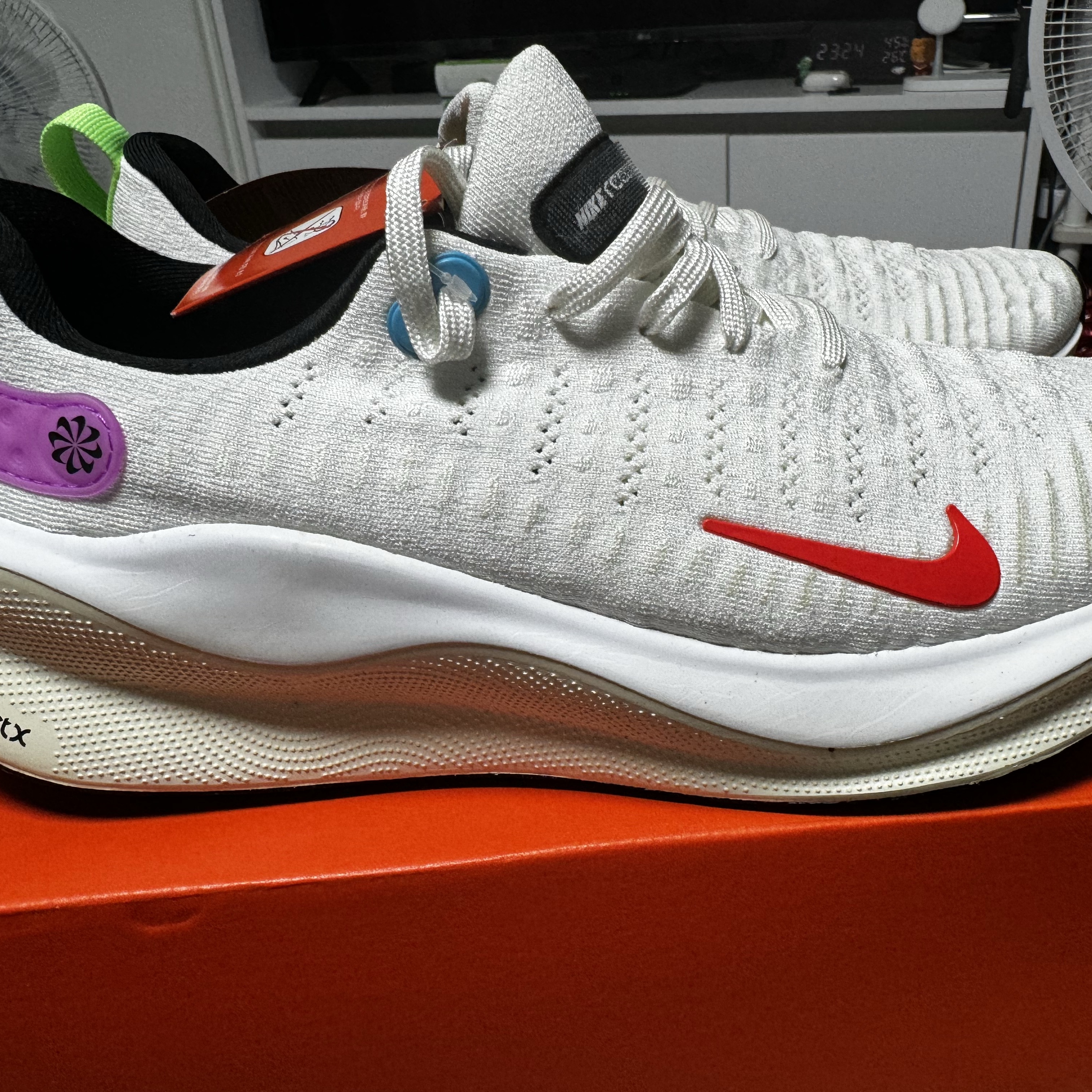 Nike Infinity Run 4 SE White Fuchsia Dream 착용 스타일 - 2