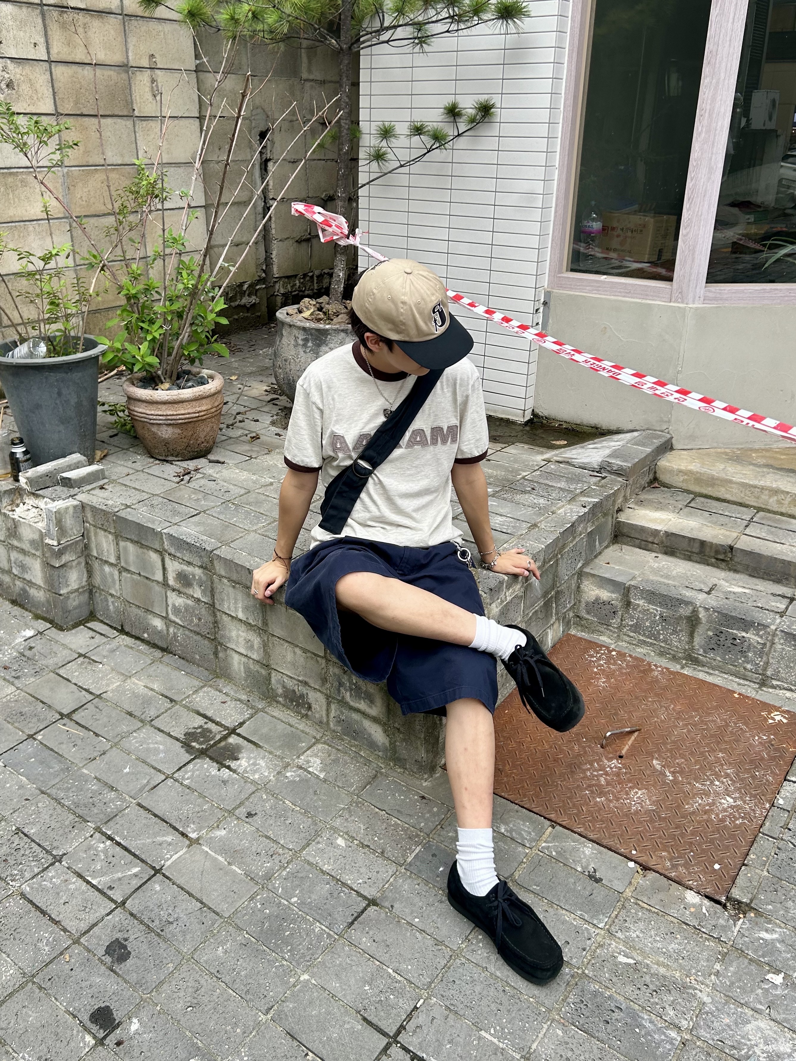 Kapital No. 8 Canvas Snufkin Bag Black, GU Real Leather Moccasin Shoes Black 착용 스타일 - 3