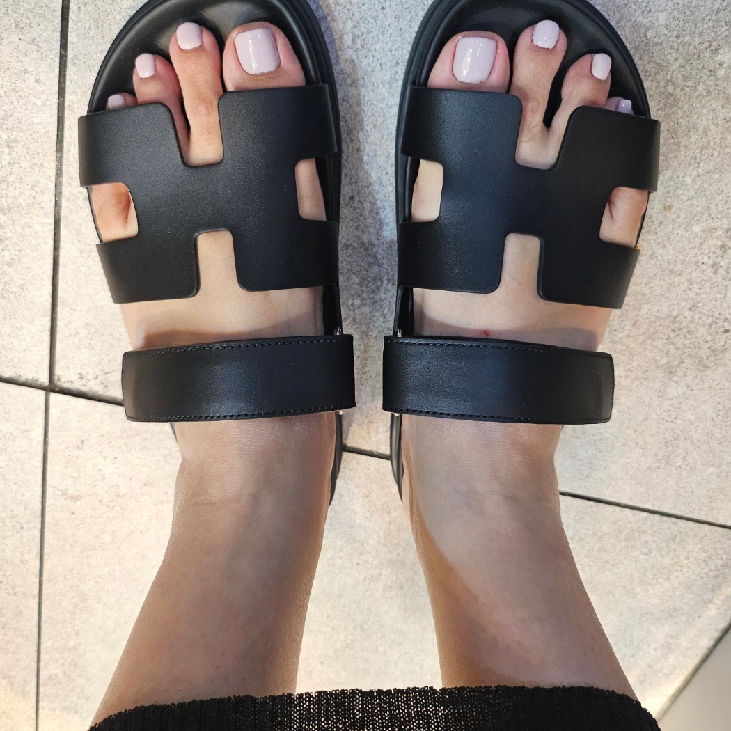 (W) Hermes Chypre Sandal Calfskin & Noir 착용 스타일 - 2