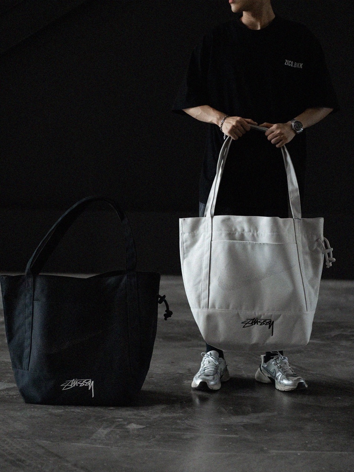 Nike x Stussy Tote Bag Light Bone, Nike x Stussy Tote Bag Black 착용 스타일 - 3